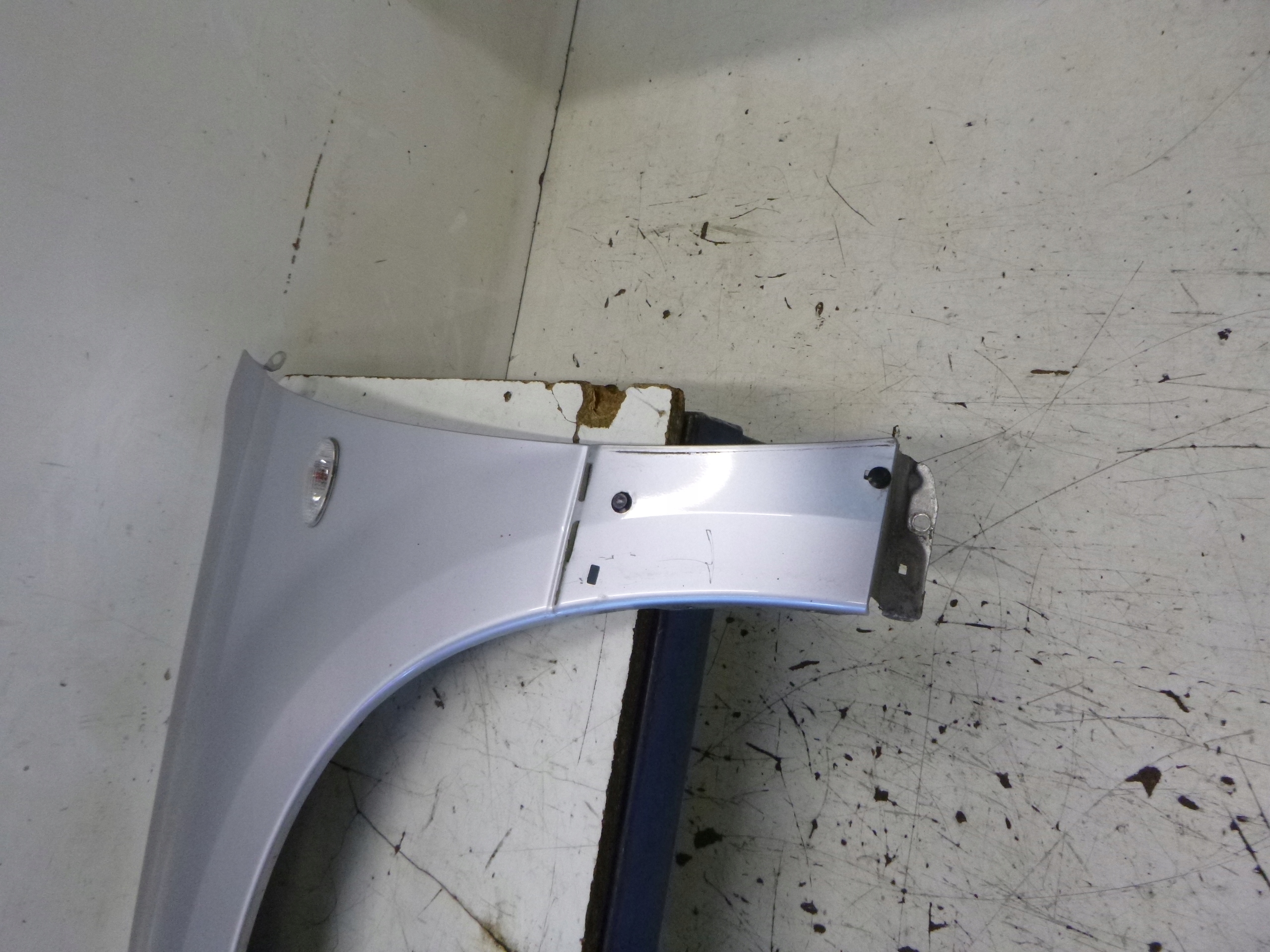 parafango sinistra Mitsubishi Outlander A31 2001 – 2006 SREBNY
