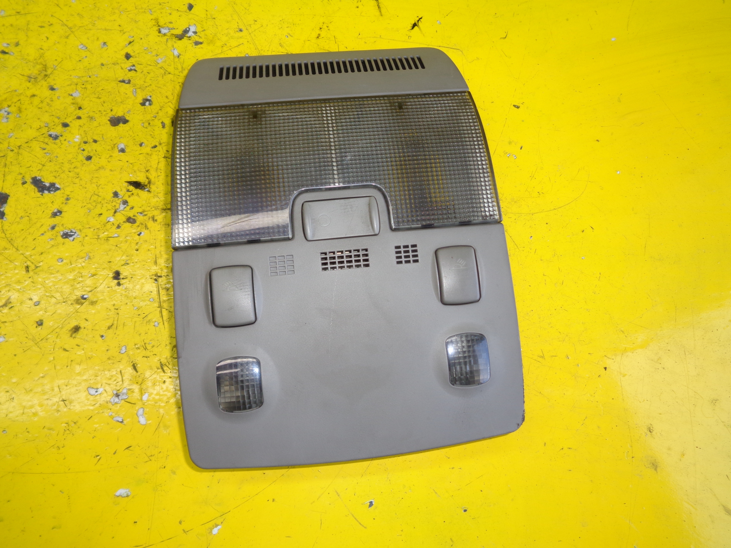 Audi A4 B6 лампочка Обшивка потолка