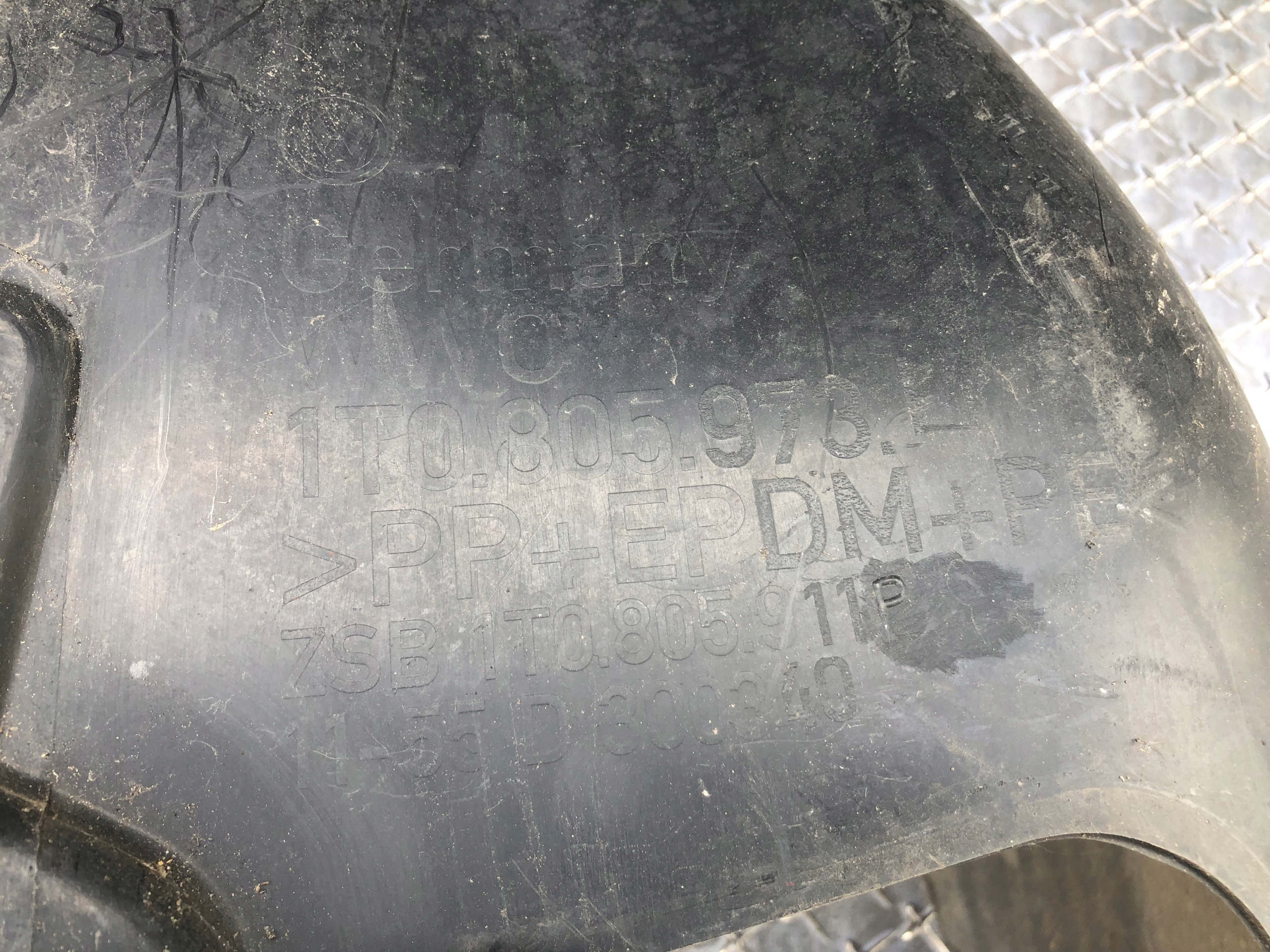 mudguard left front VW TOURAN 1T0805973L