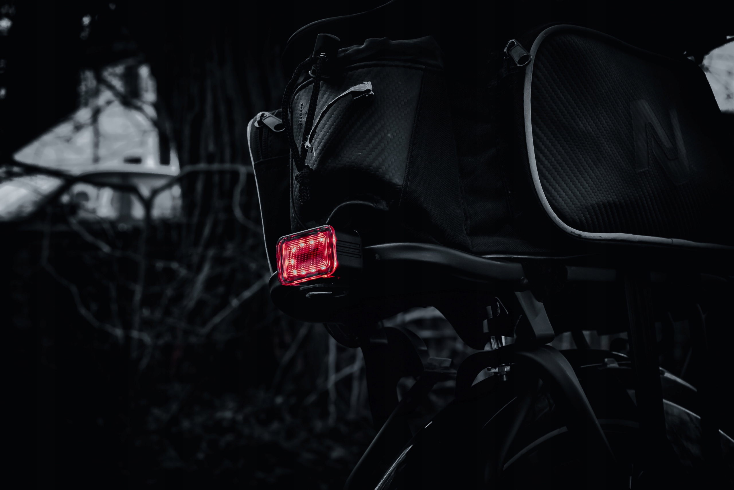 LAMPKA ROWEROWA TYLNA AKUMULATOROWA OŚWIETLENIE USB-C ALUMINIUM 300lm VAYOX Zasilanie akumulator