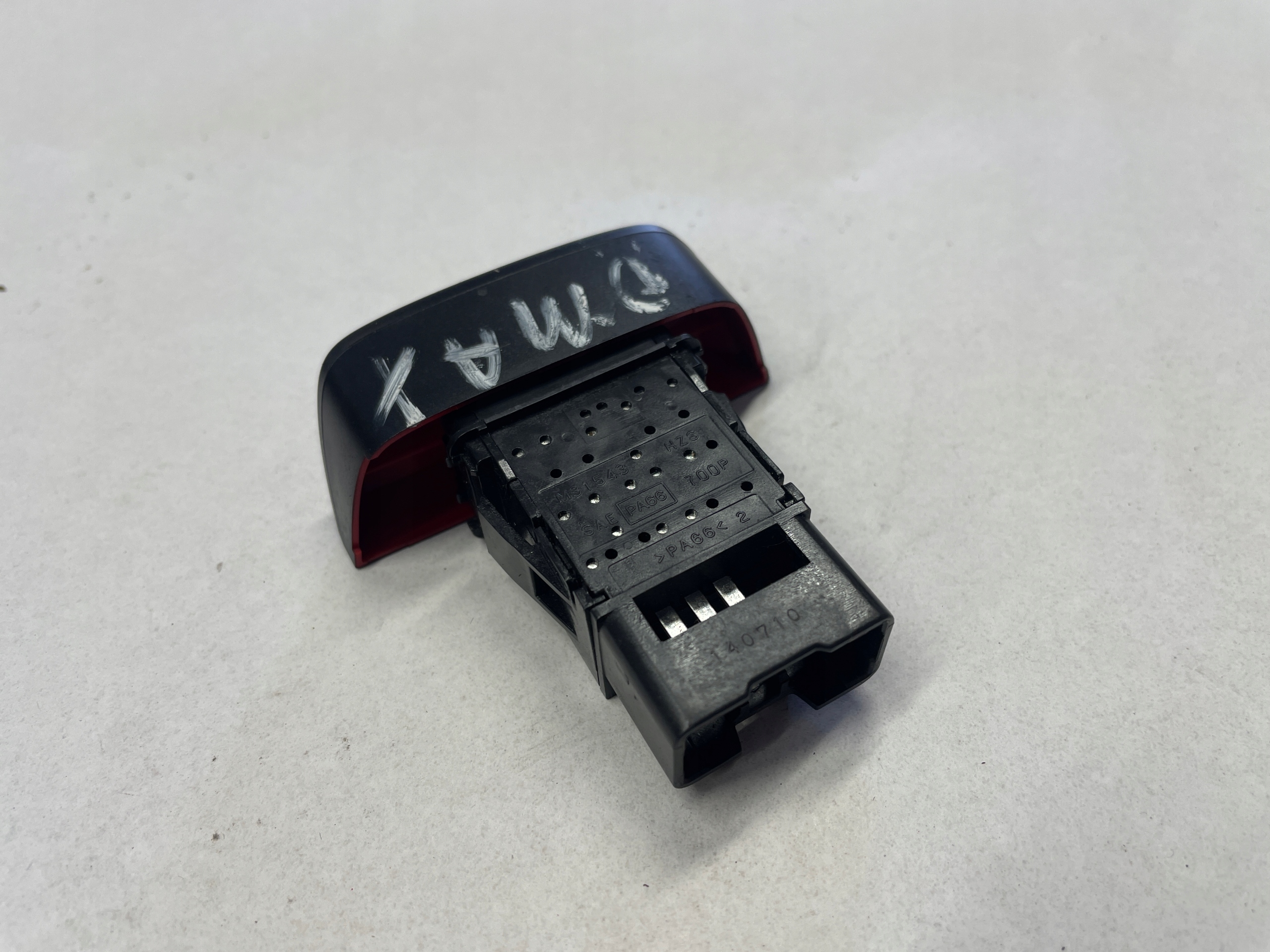 ISUZU D-MAX II switch switch of warning lights M31543 140710