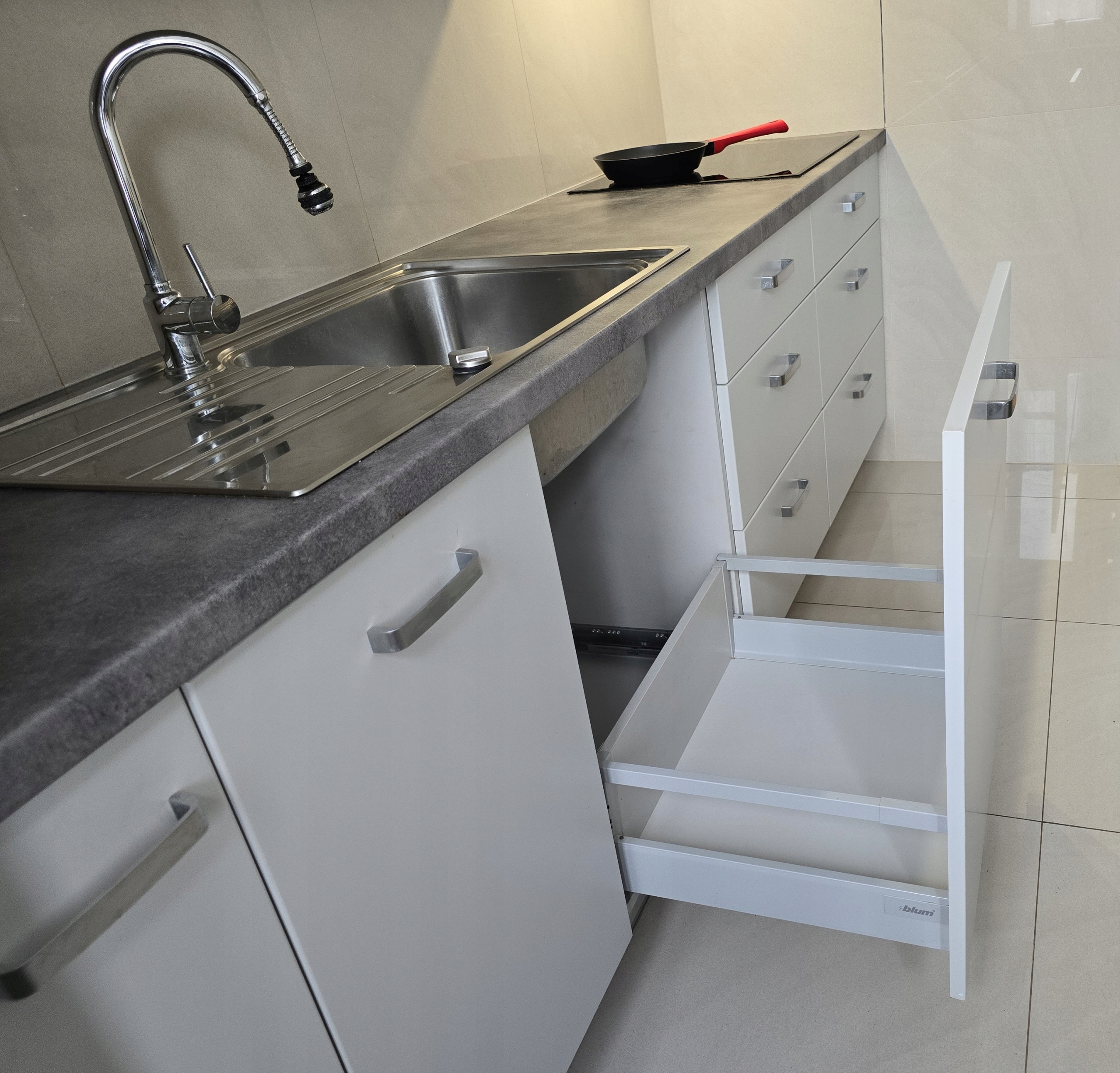 Zestaw koszy na śmieci 62L do szuflady szafki 60 Blum 4 pojemniki na odpady Kolor szary