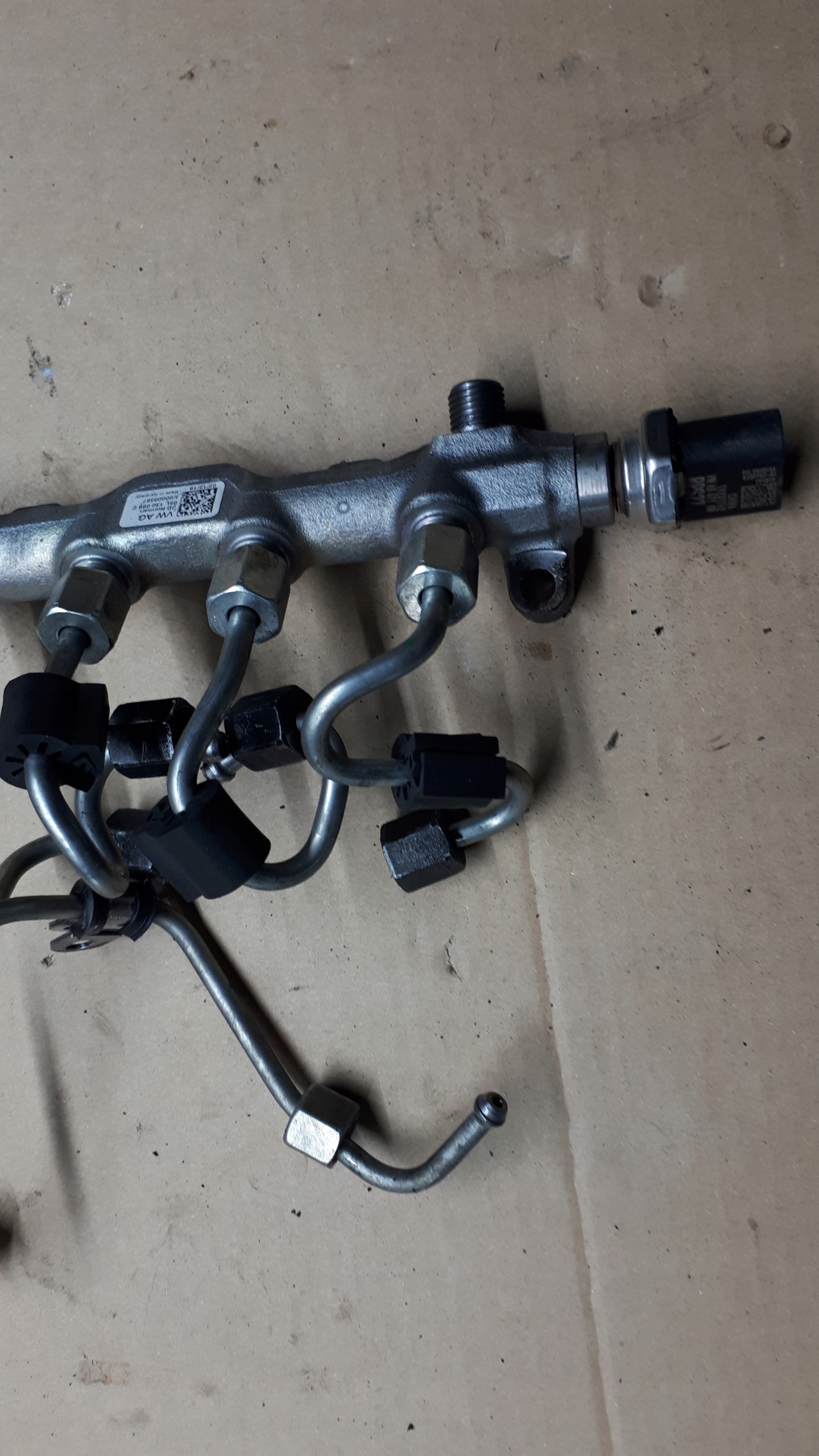 A4 B9 LIFT injection ramp sensor 2.0 TDI A5 8W