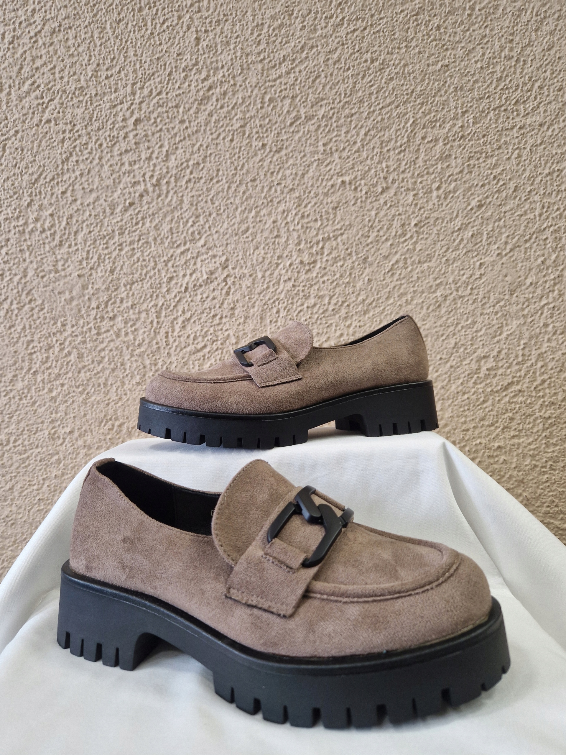 MOKASYNY ZAMSZOWE CIEMNOBEŻOWE NA GRUBEJ PODESZWIE GOODIN R.38 Model GD-XR-378A