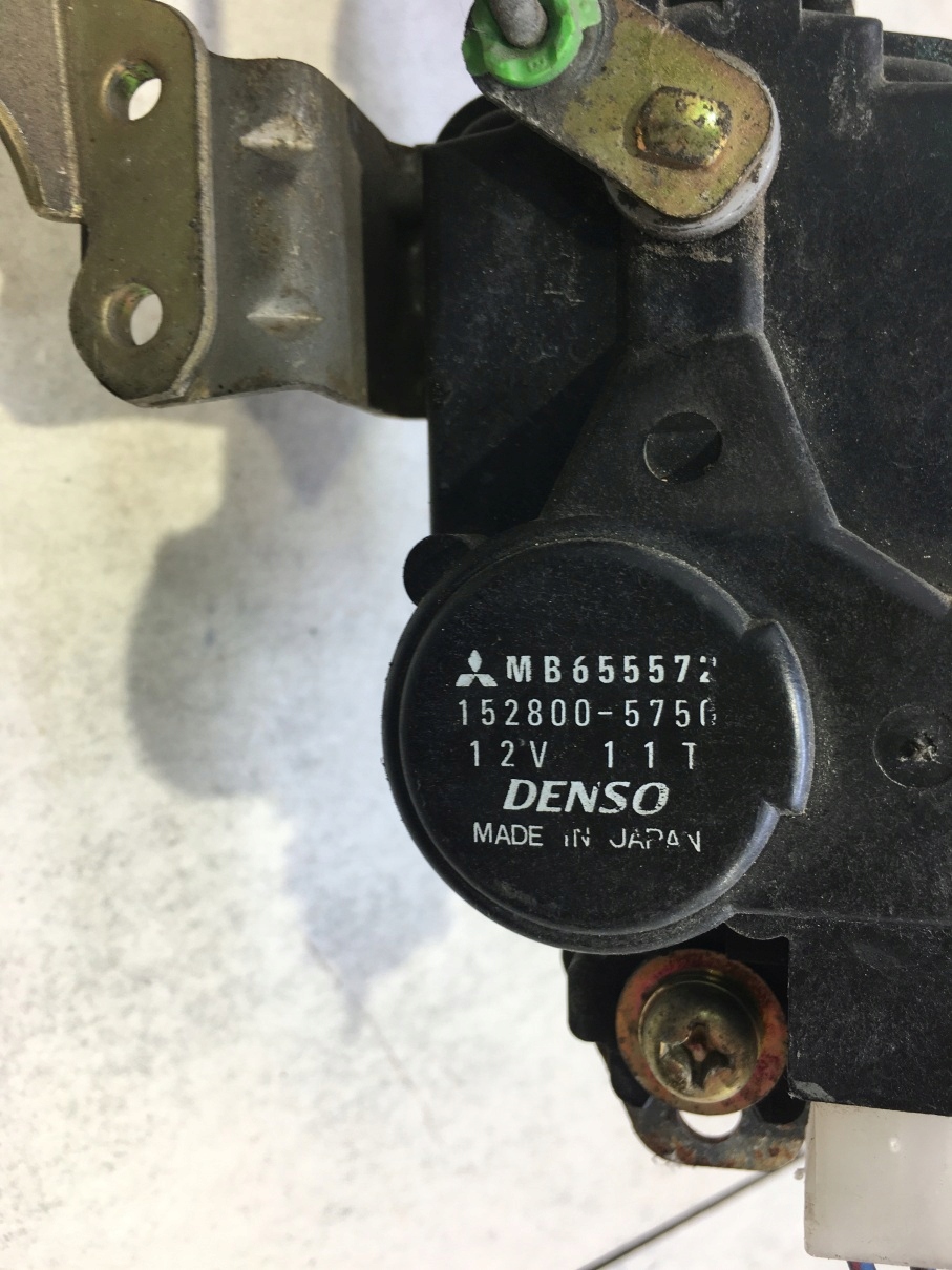 lock door right front SPACE WAGON II MB655572