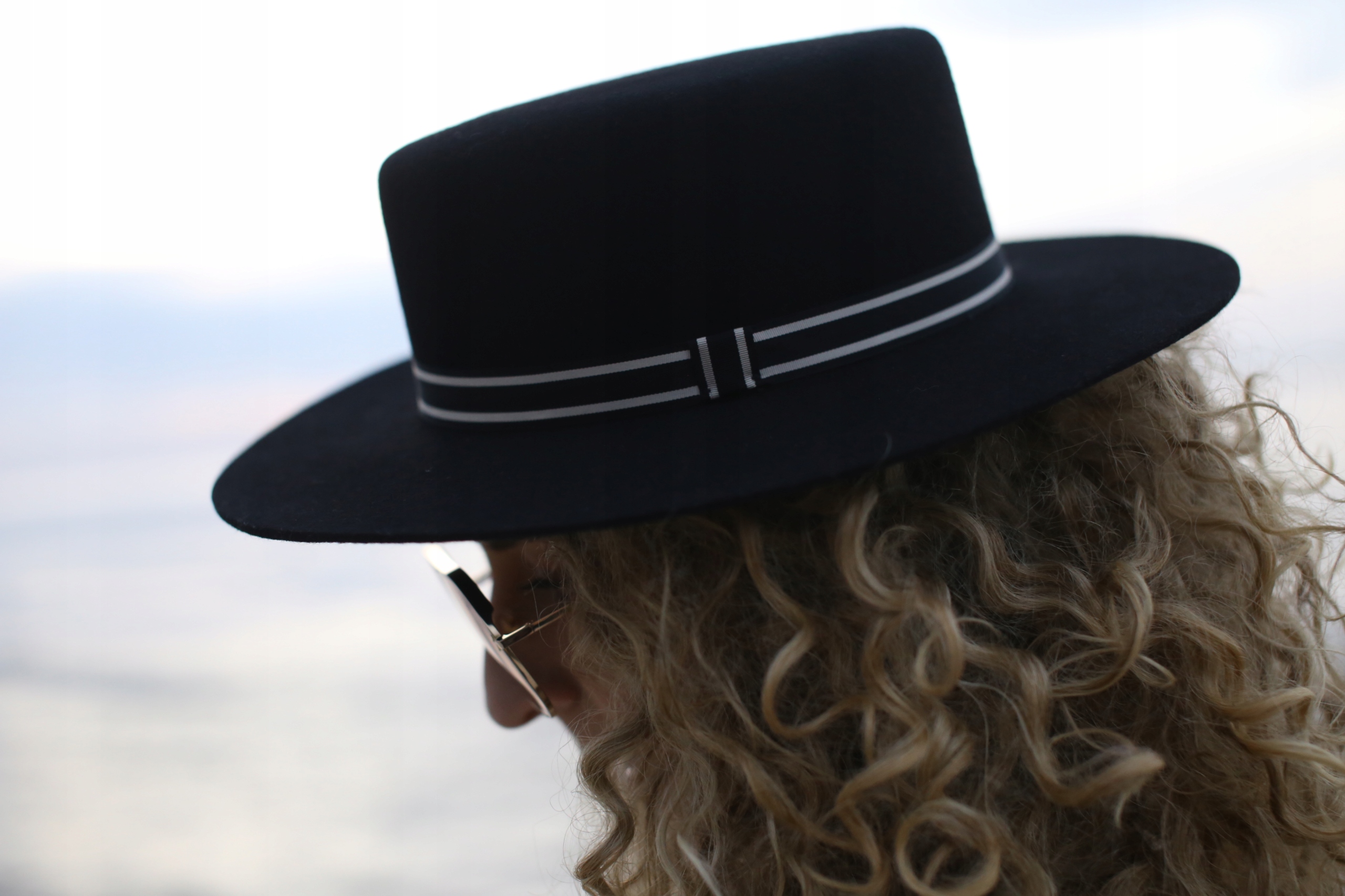 Módní vlněný plstěný klobouk Kanotier Carrero Skoczów střední krempa 55 cm