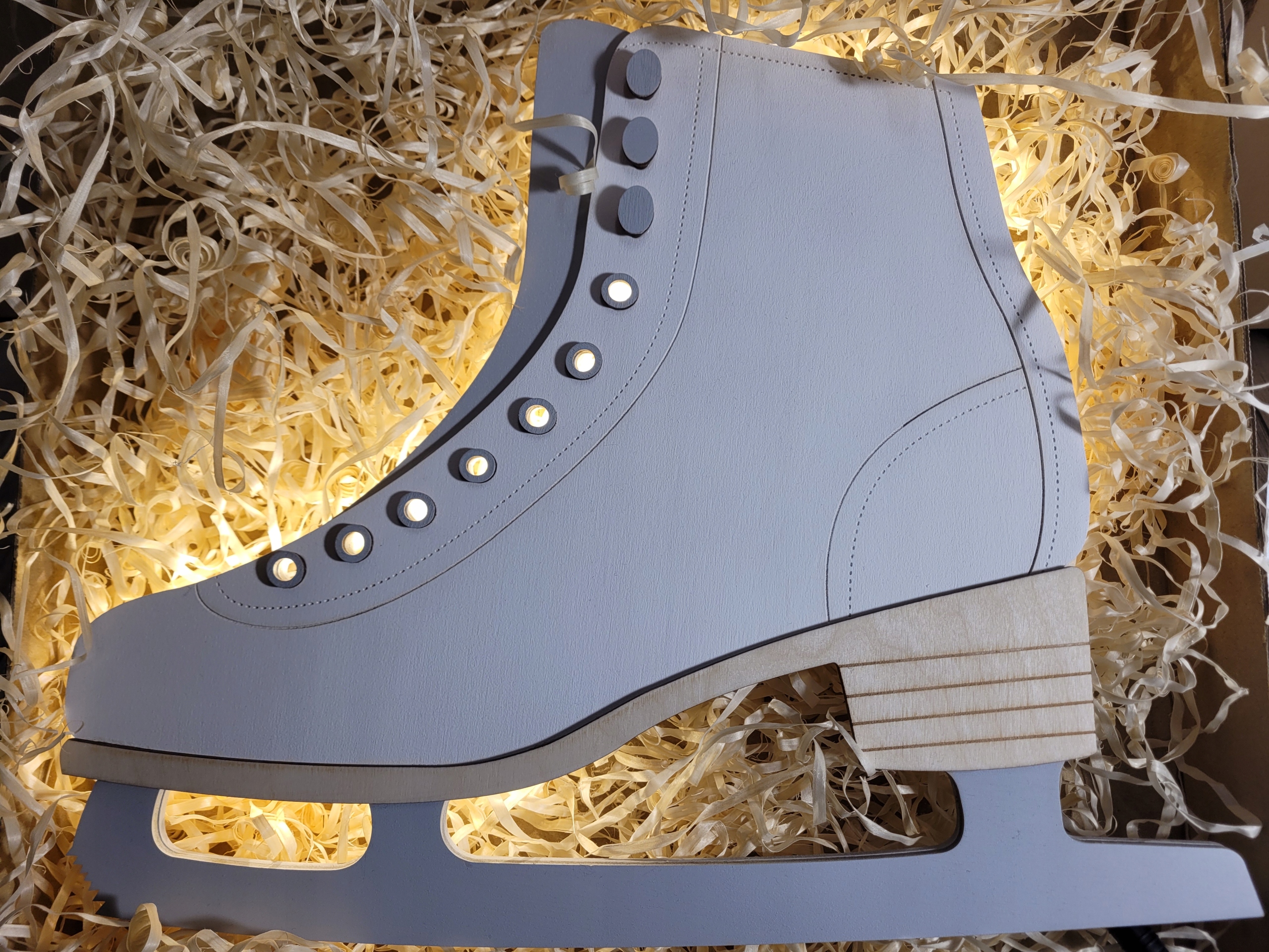 Lampka nocna łyżwa figurowa LED drewniana Kolor dominujący biały