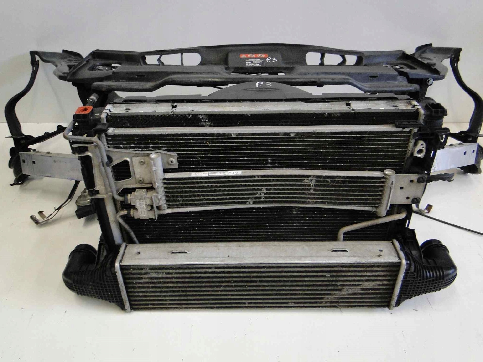 MERCEDES CLS 218 PAS WZMOCNIENIE KOMPLET CHŁODNIC Strona zabudowy przód