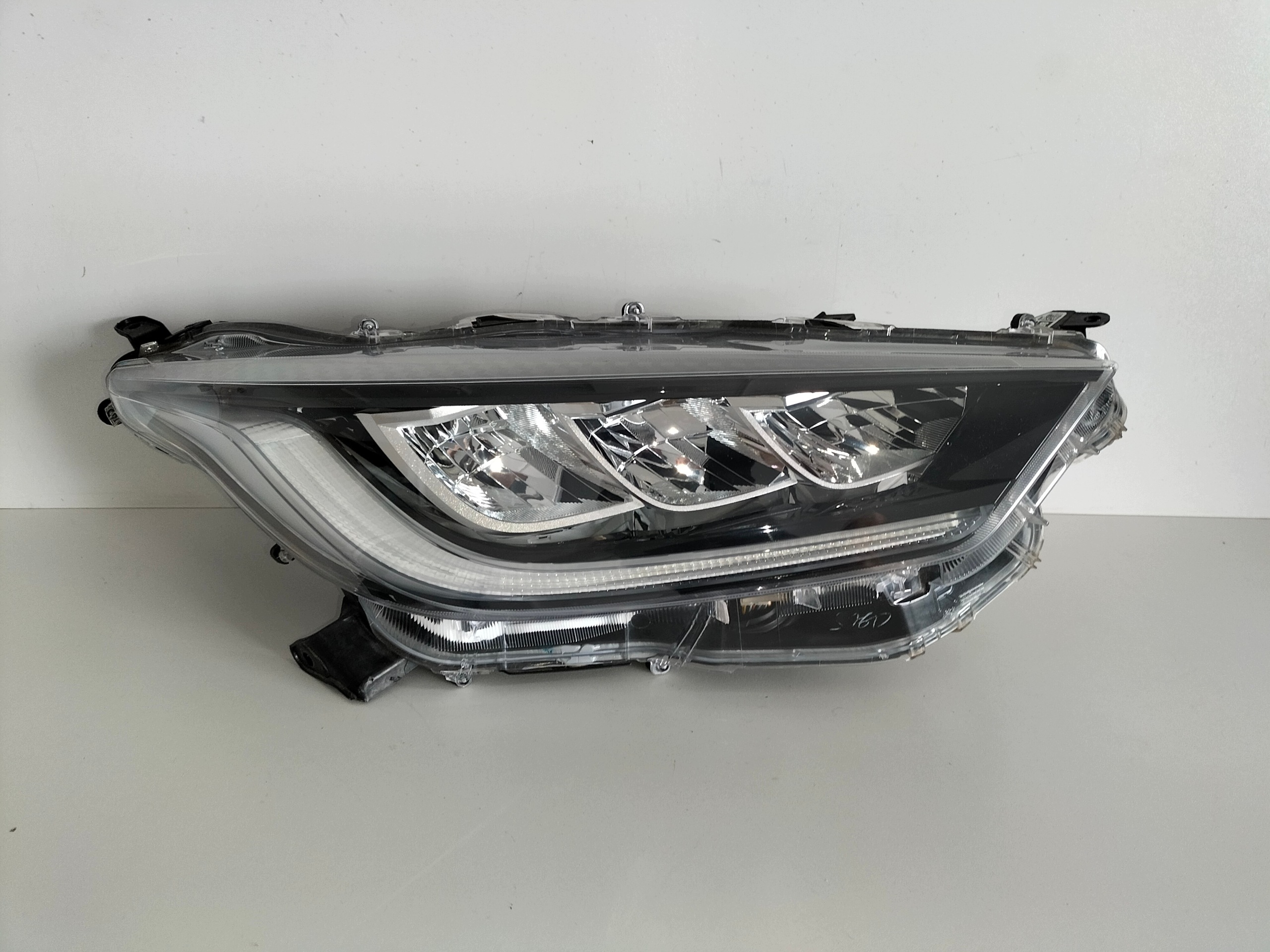 light front reflektor right TOYOTA YARIS 4 IV 20- FULL LED
