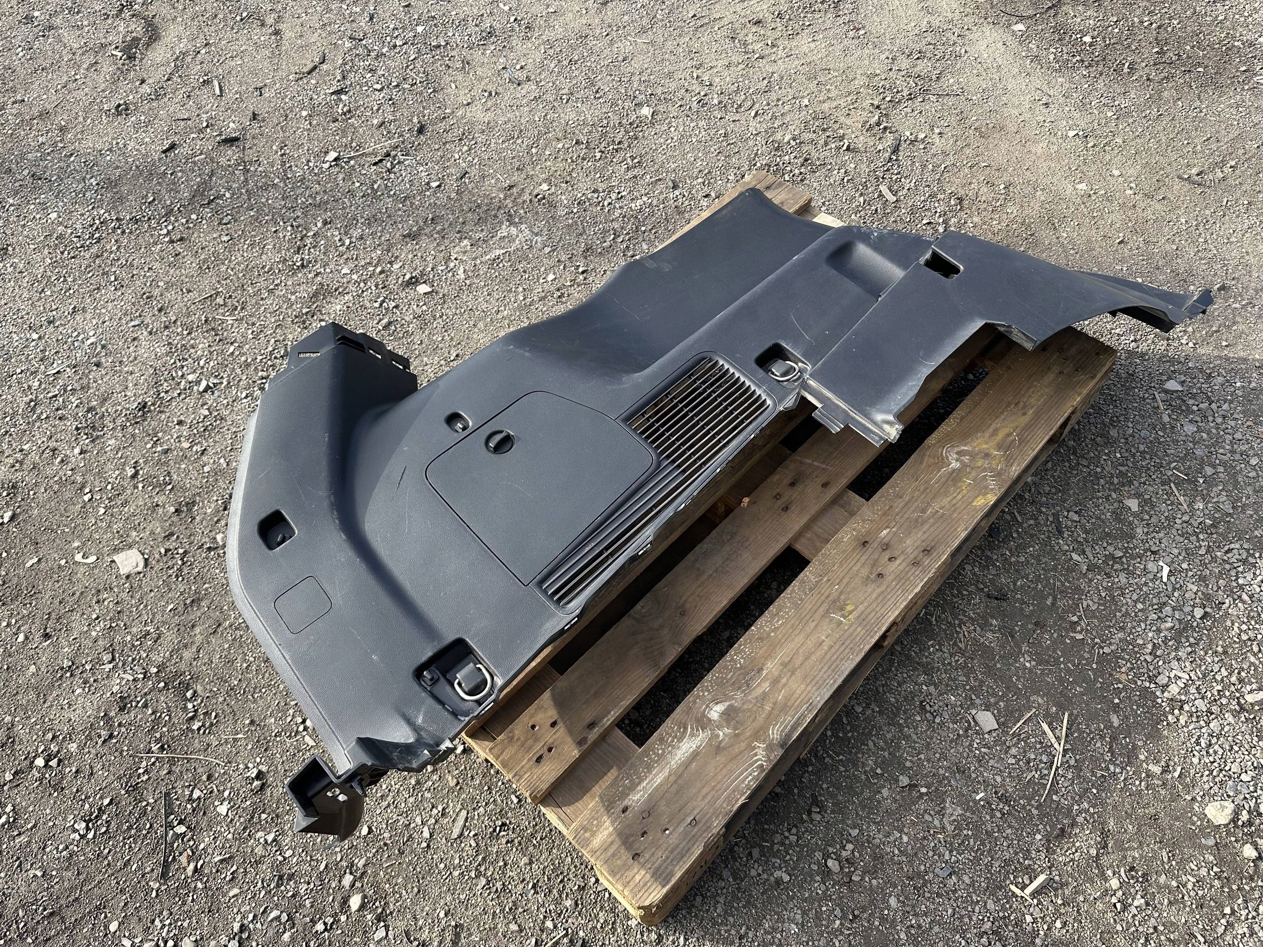 side upholstery side left boot rear part rear. Ford Explorer 2020+