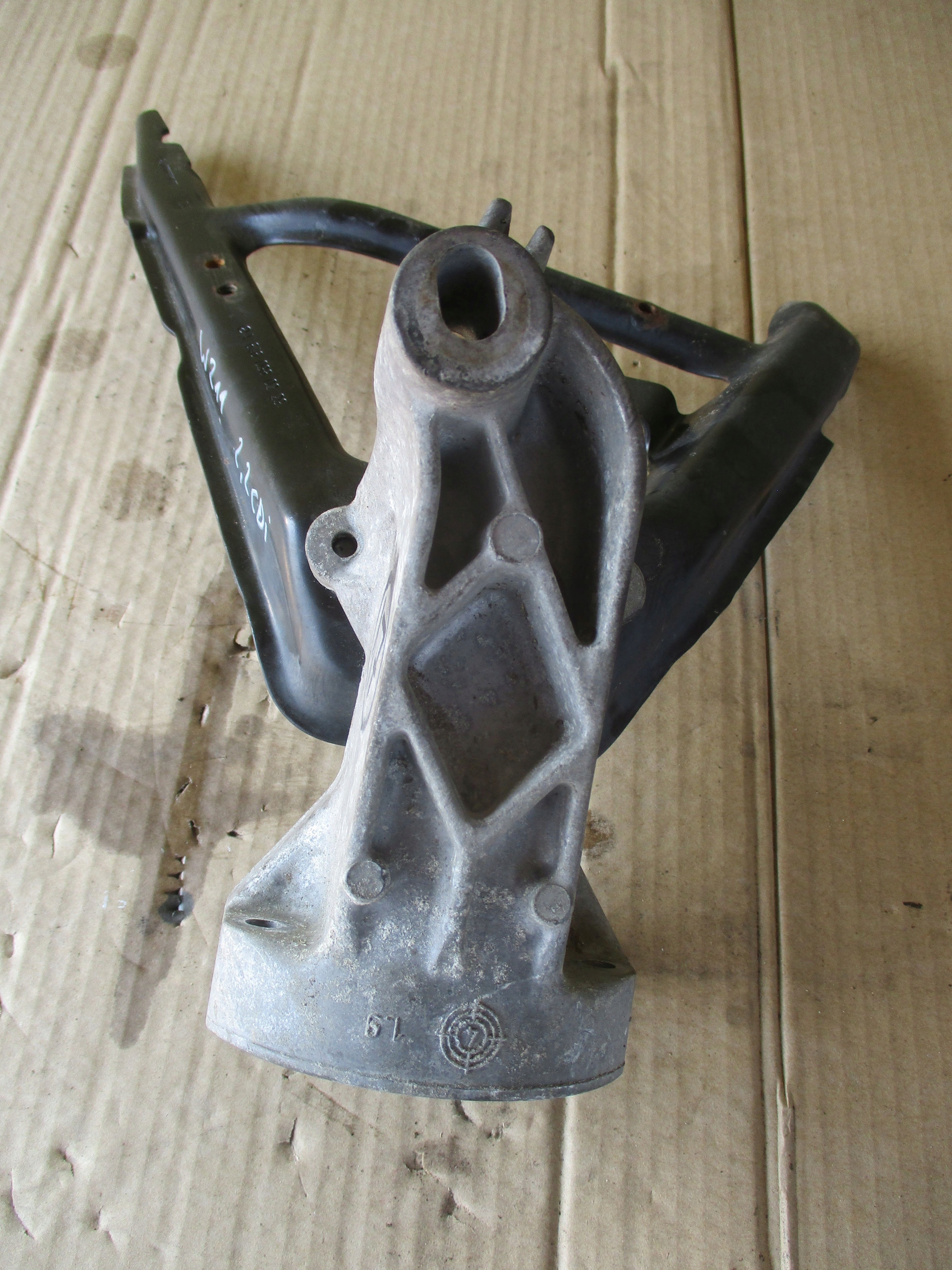 лапа крепление коллектора A6112230204 W211 2.2CDI