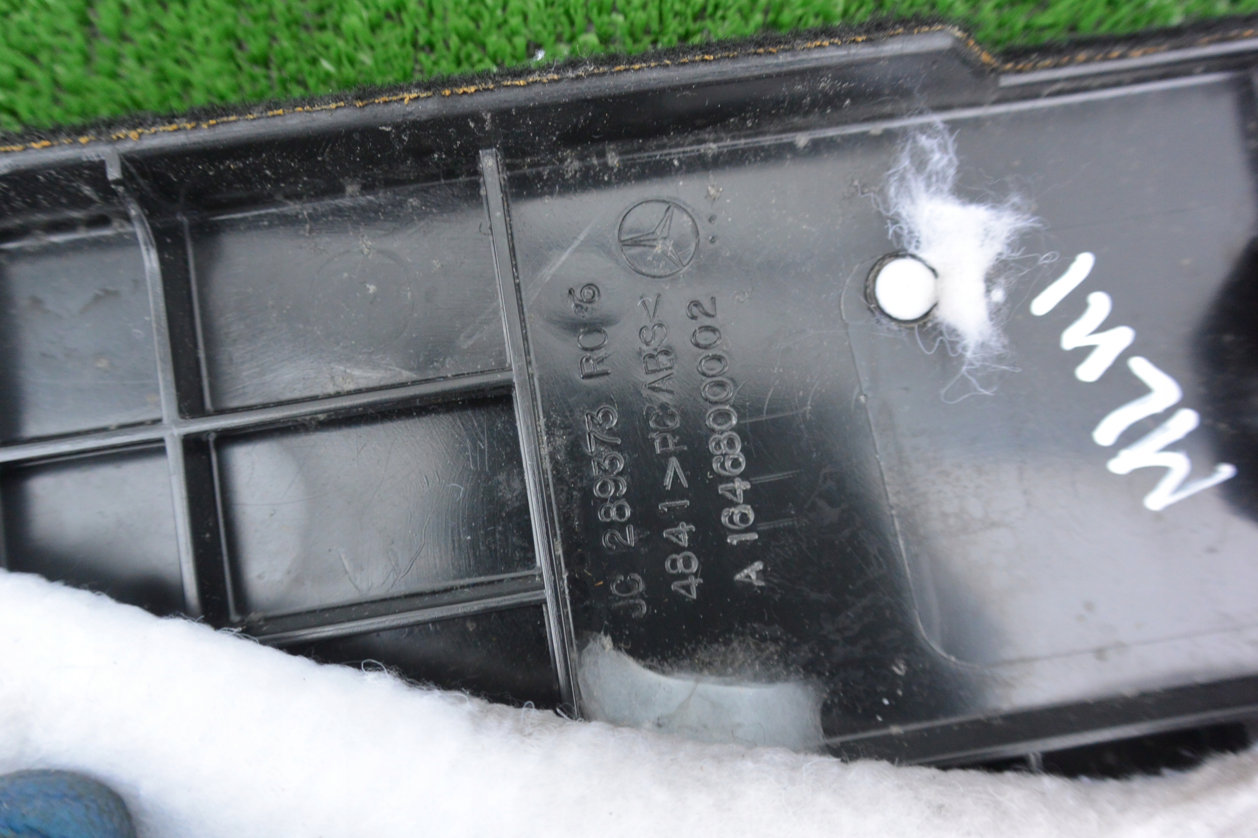 cover of the threshold boot MERCEDES ML W164