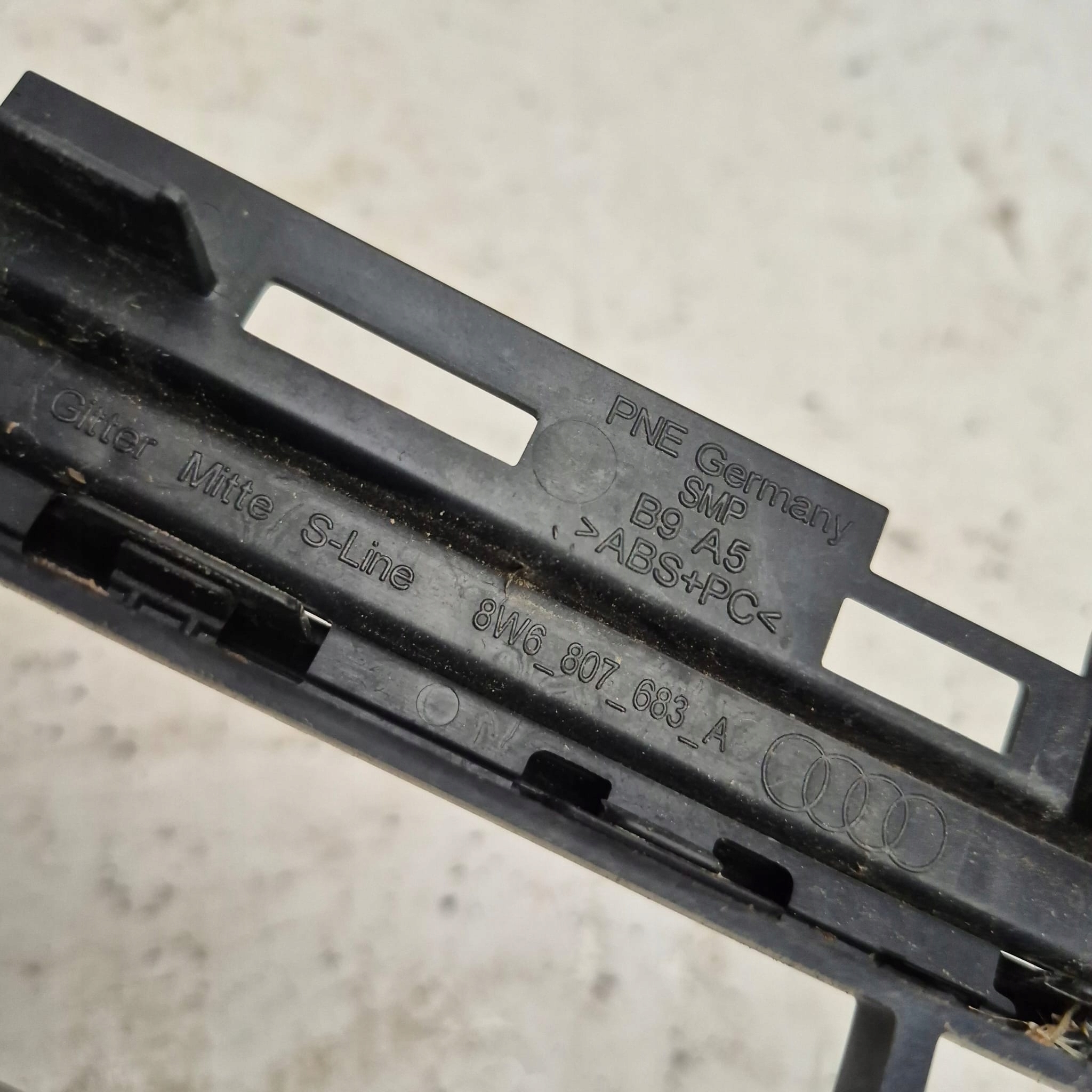AUDI A5 B9 8W6 S-LINE 15- grid of a bumper central lower front 8W6807683A