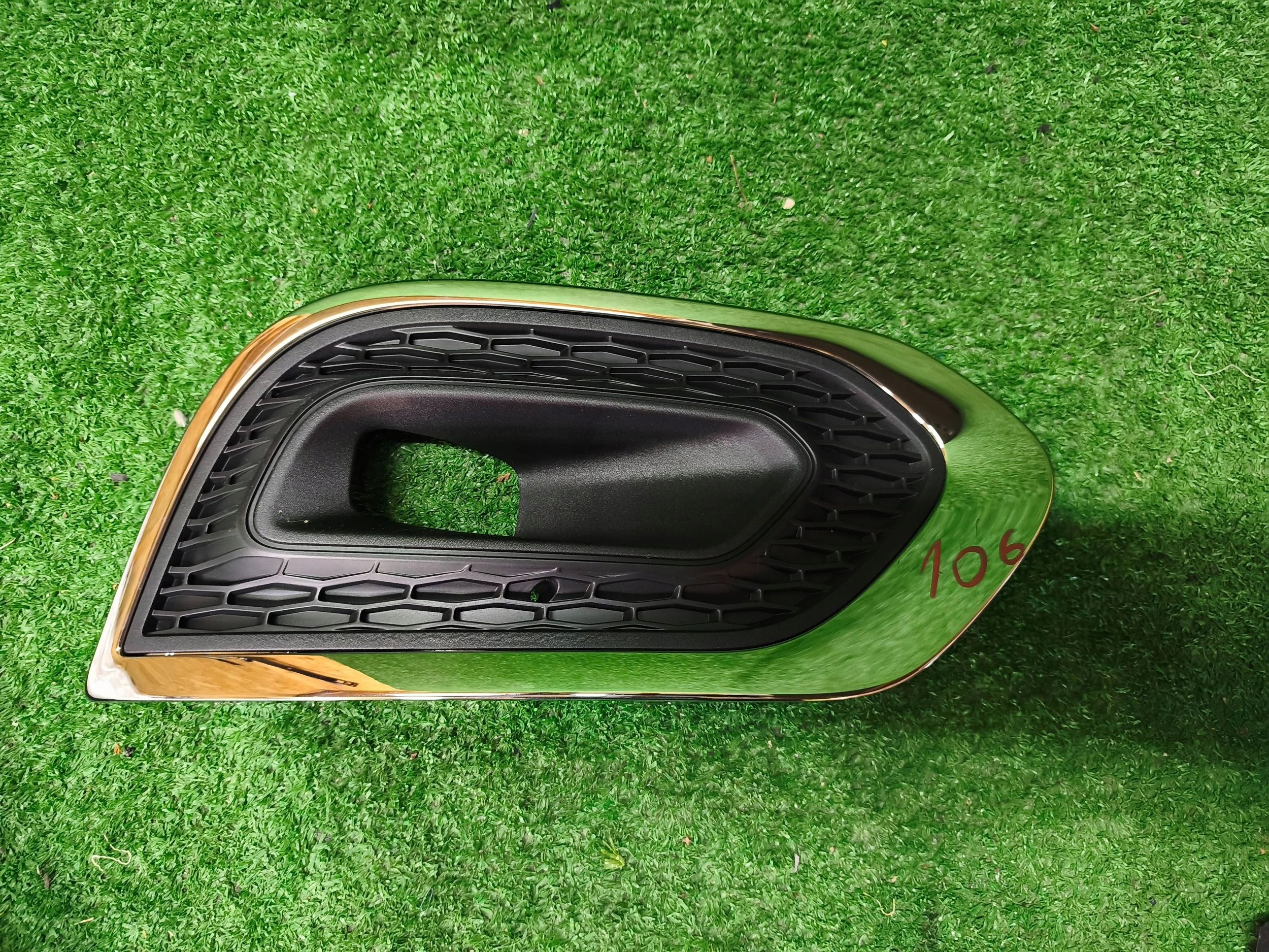 grid of a bumper right front RENAULT KADJAR NR.106