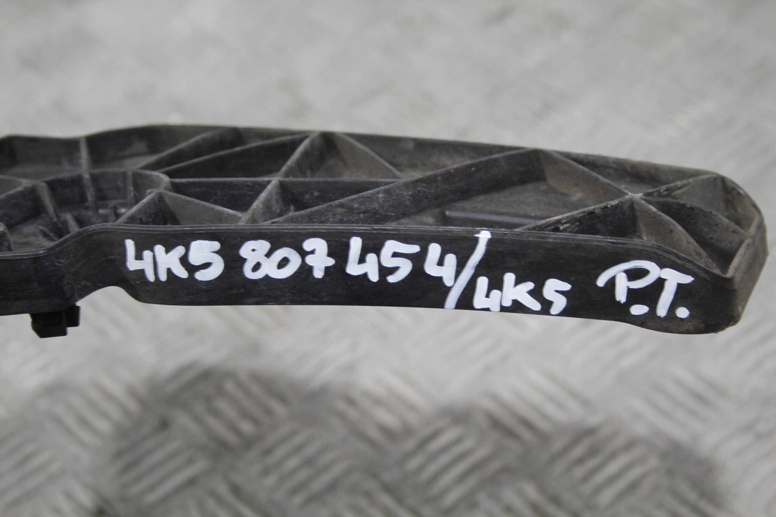 bumper bracket right rear part AUDI A6 C8 4K0 4K5