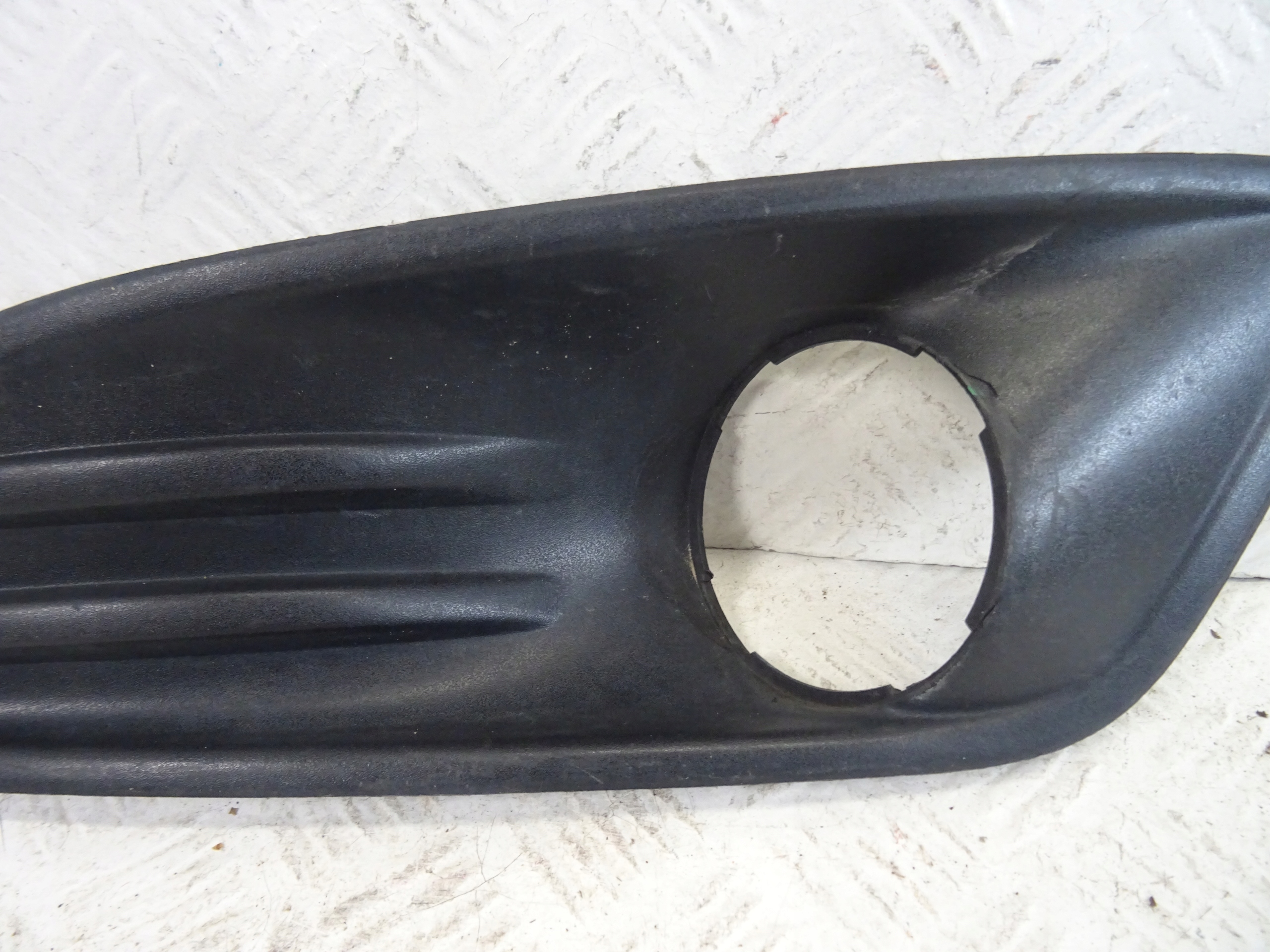 grid of a bumper front front left FORD FIESTA MK7 C1BB-15A222-D
