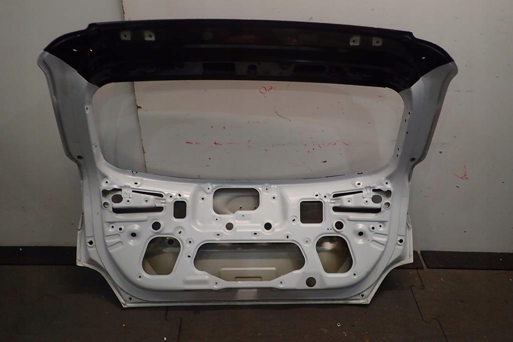 trunk door HYUNDAI KONA 17