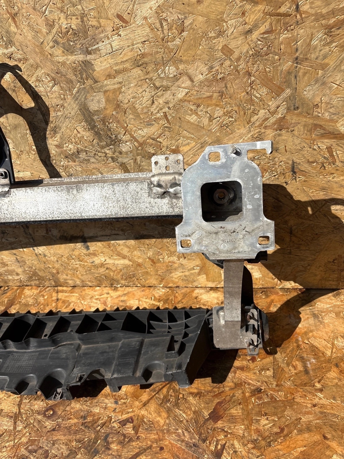 sider bar, wall front Peugeot 208 and