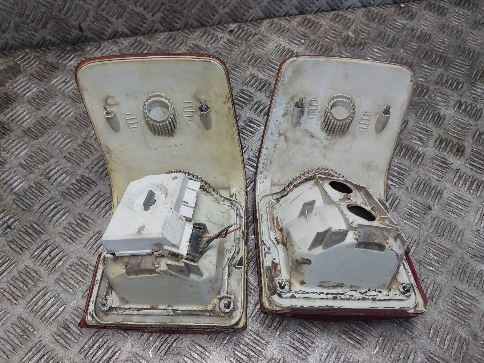 light left rear part + right rear part AUDI 80 B4 KOMBI 893945096B 893945095B