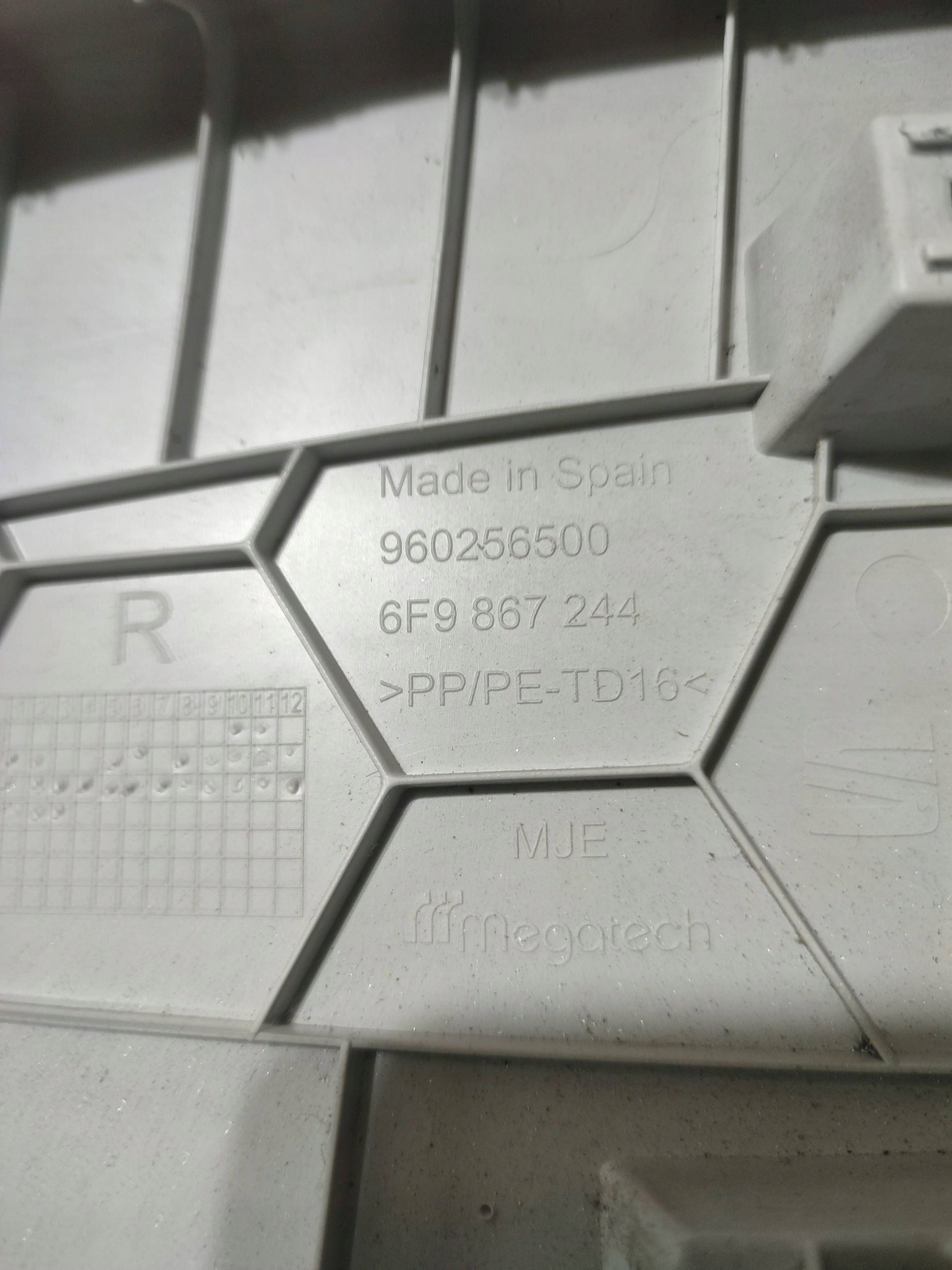 Seat Arona 2019 right side cover upper slupka / B