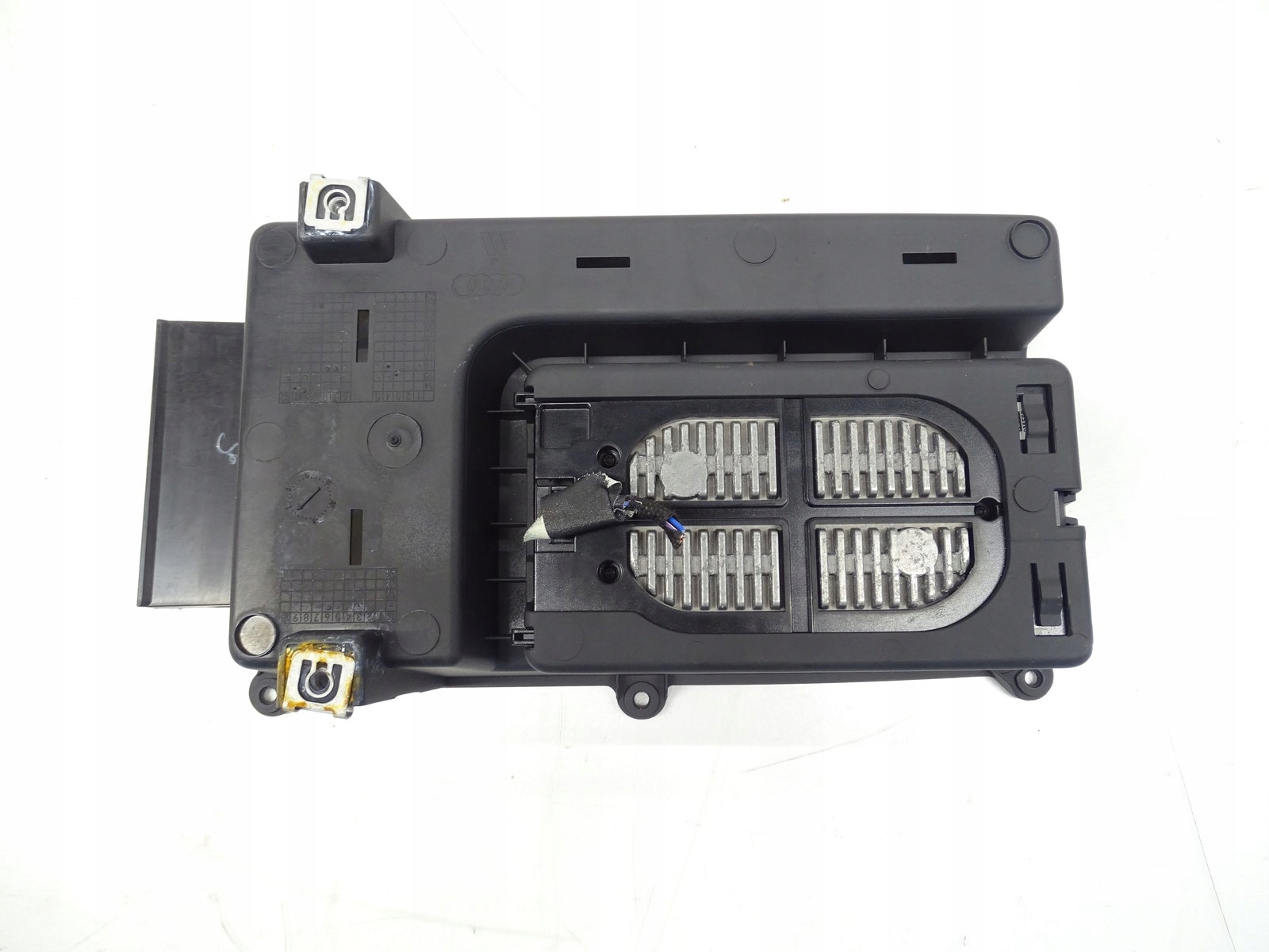 LADOWARKA INDUKCYJNA passenger compartment AUDI A4 B9 8W0864981B