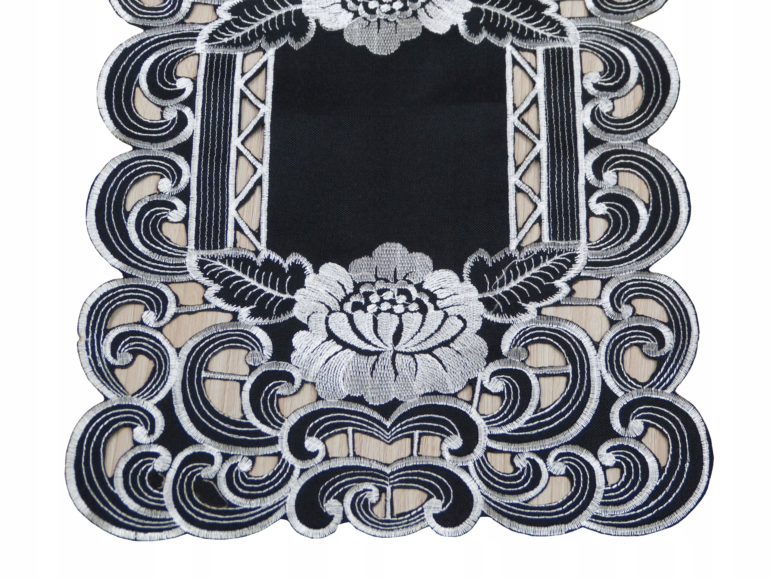 

Urocza serwetka haftowana 30x45 Czarny IN3