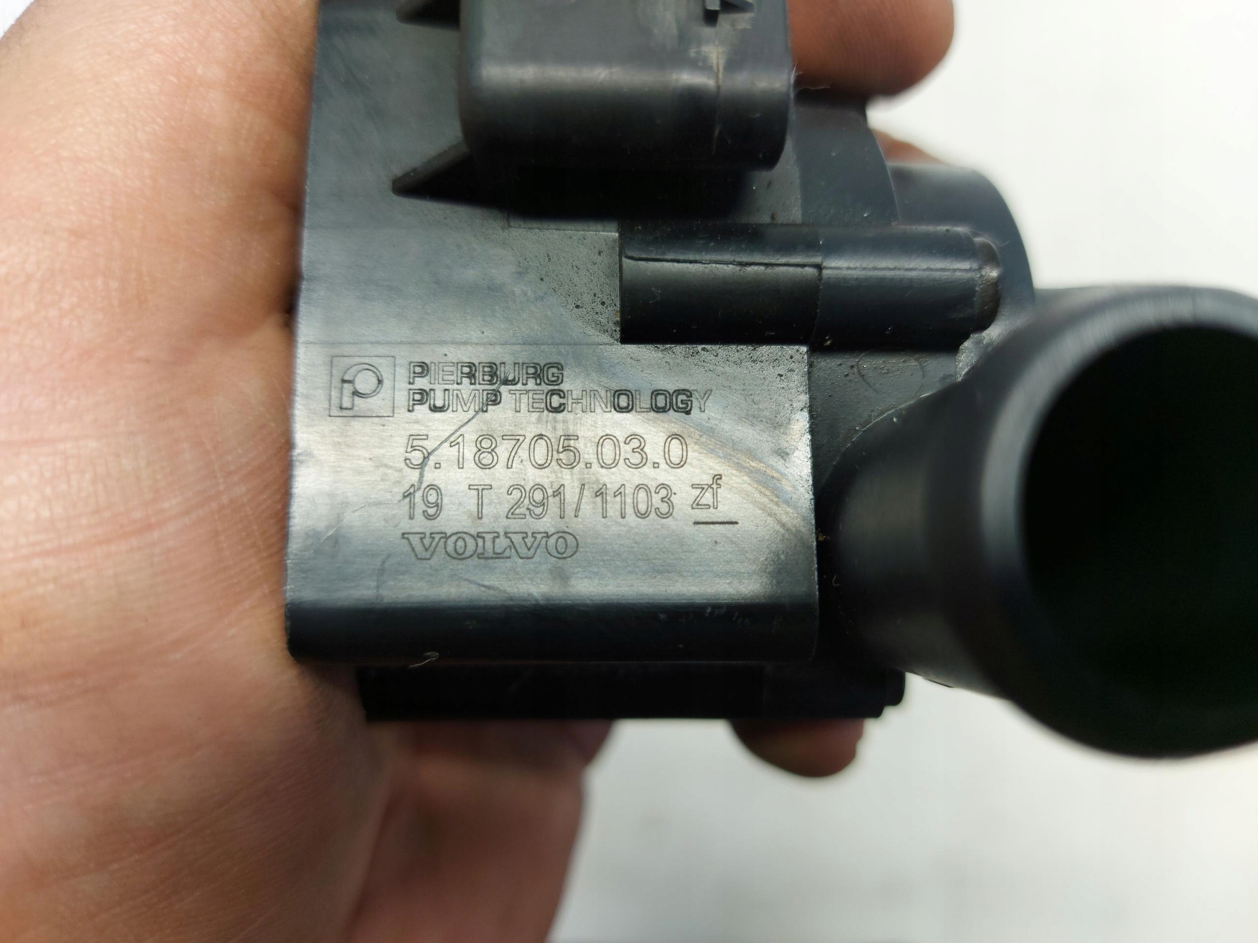 VOLVO XC60 II T8 water pump electrical 5.18705.03.0