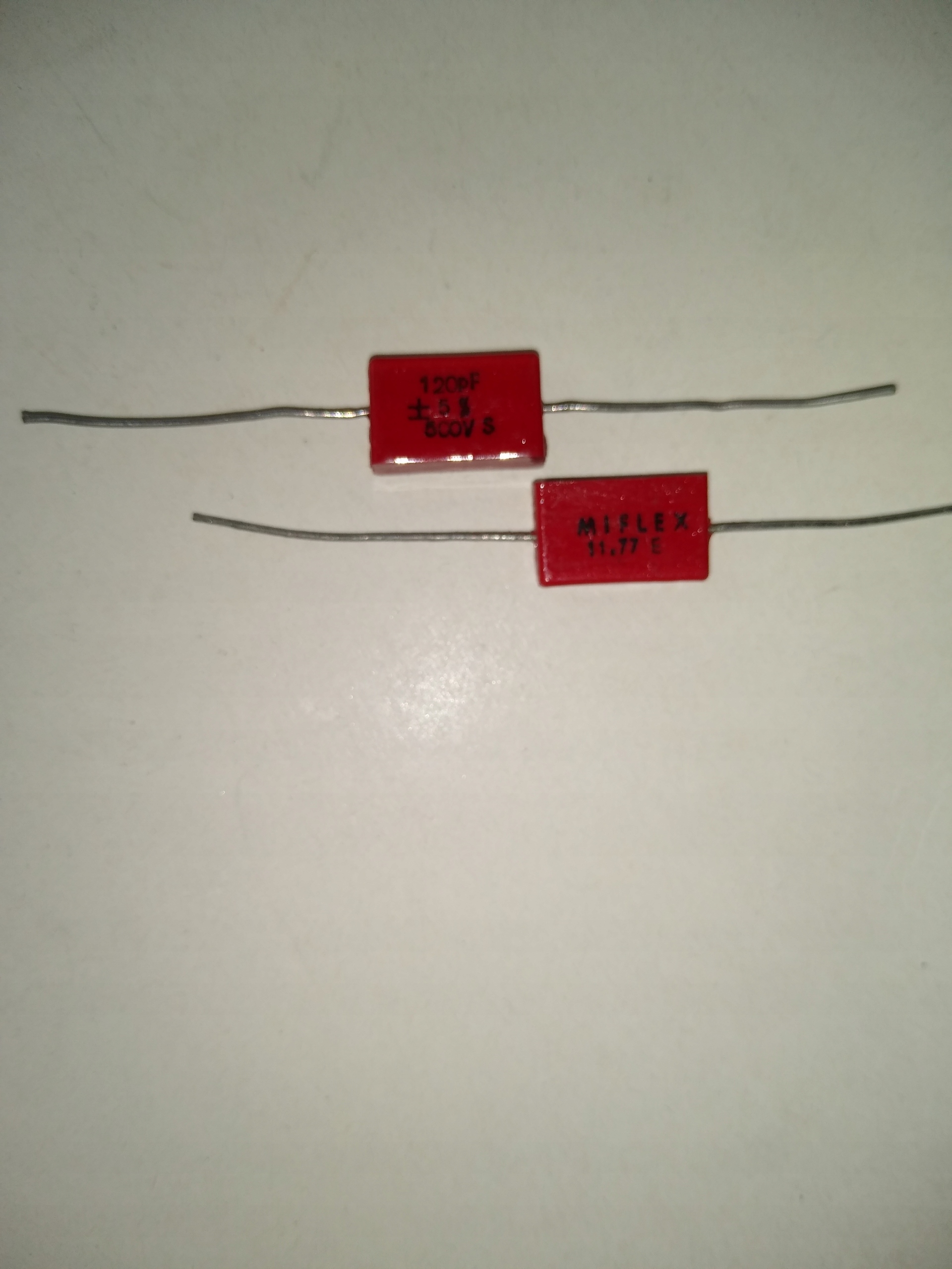 

Kondensator Mikowy KM-014 120pF 5% 500V S Silver