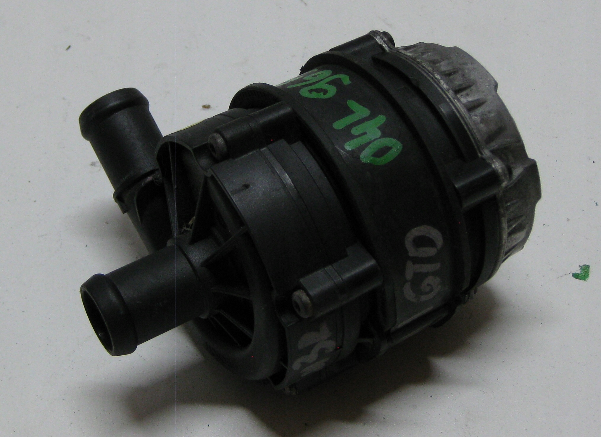 VW GOLF VII 13R supplementary water pump 04L965567A