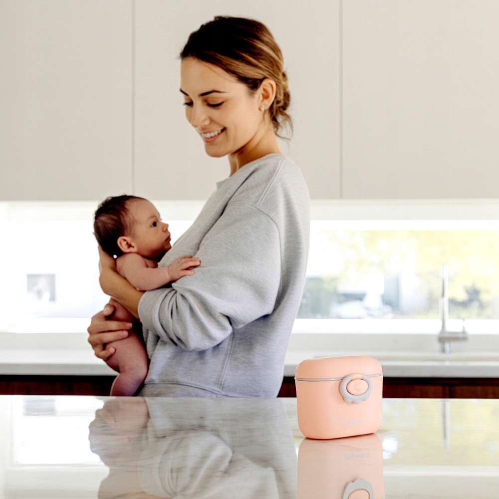 Pojemnik na mleko modyfikowane w proszku Babyono z uchwytem i łyżeczką Pojemność 240 ml