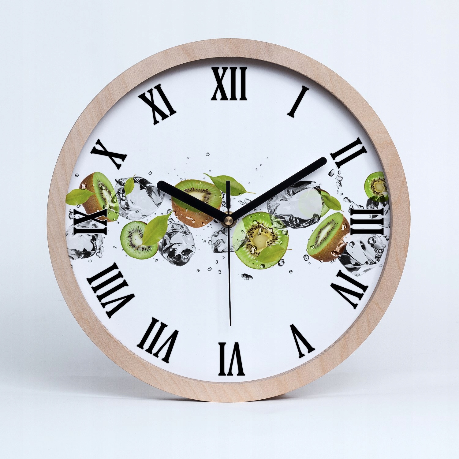 Stylové hodiny ze dřeva, velký kiwi a voda, průměr 25 cm