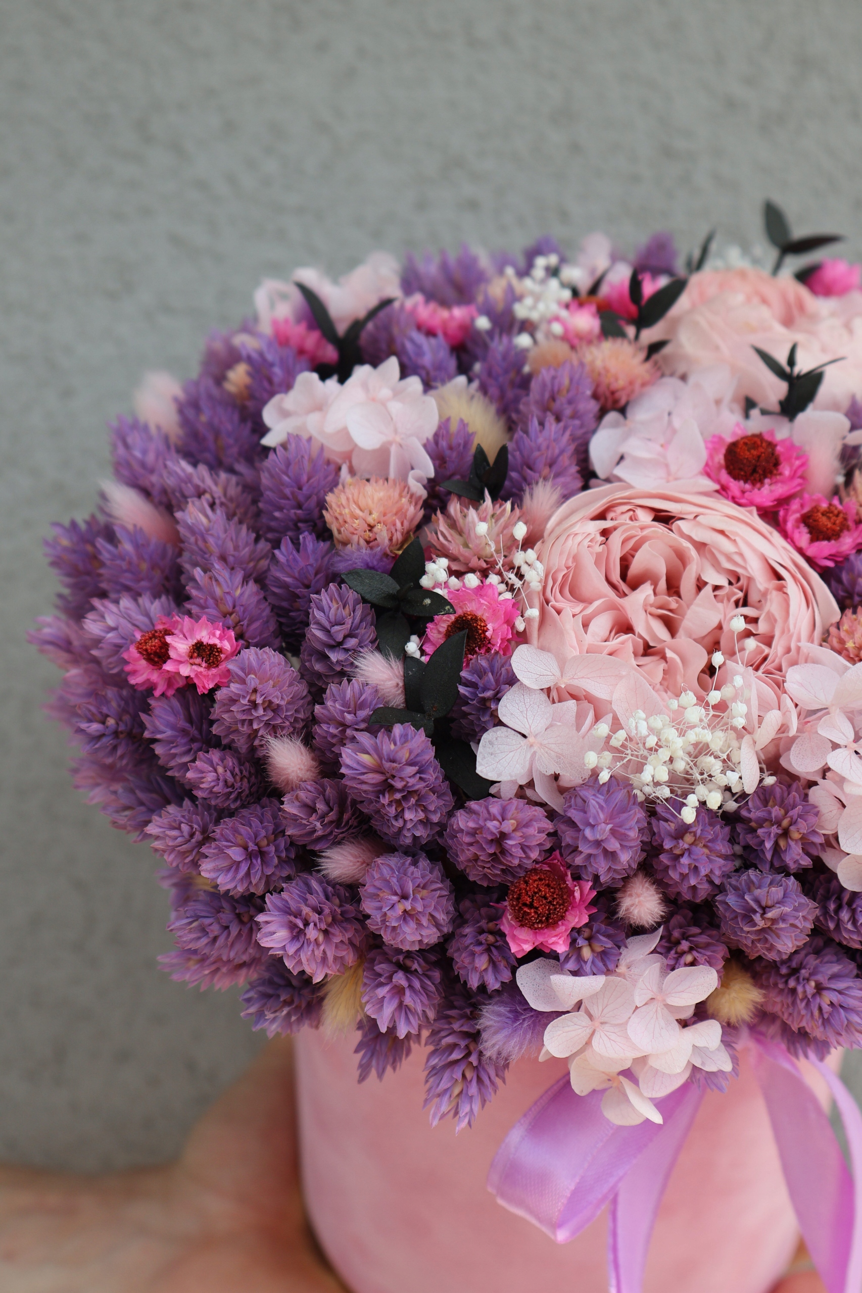Flowerbox fialový s ružovými stabilizovanými pivonkami, kvety ako darček