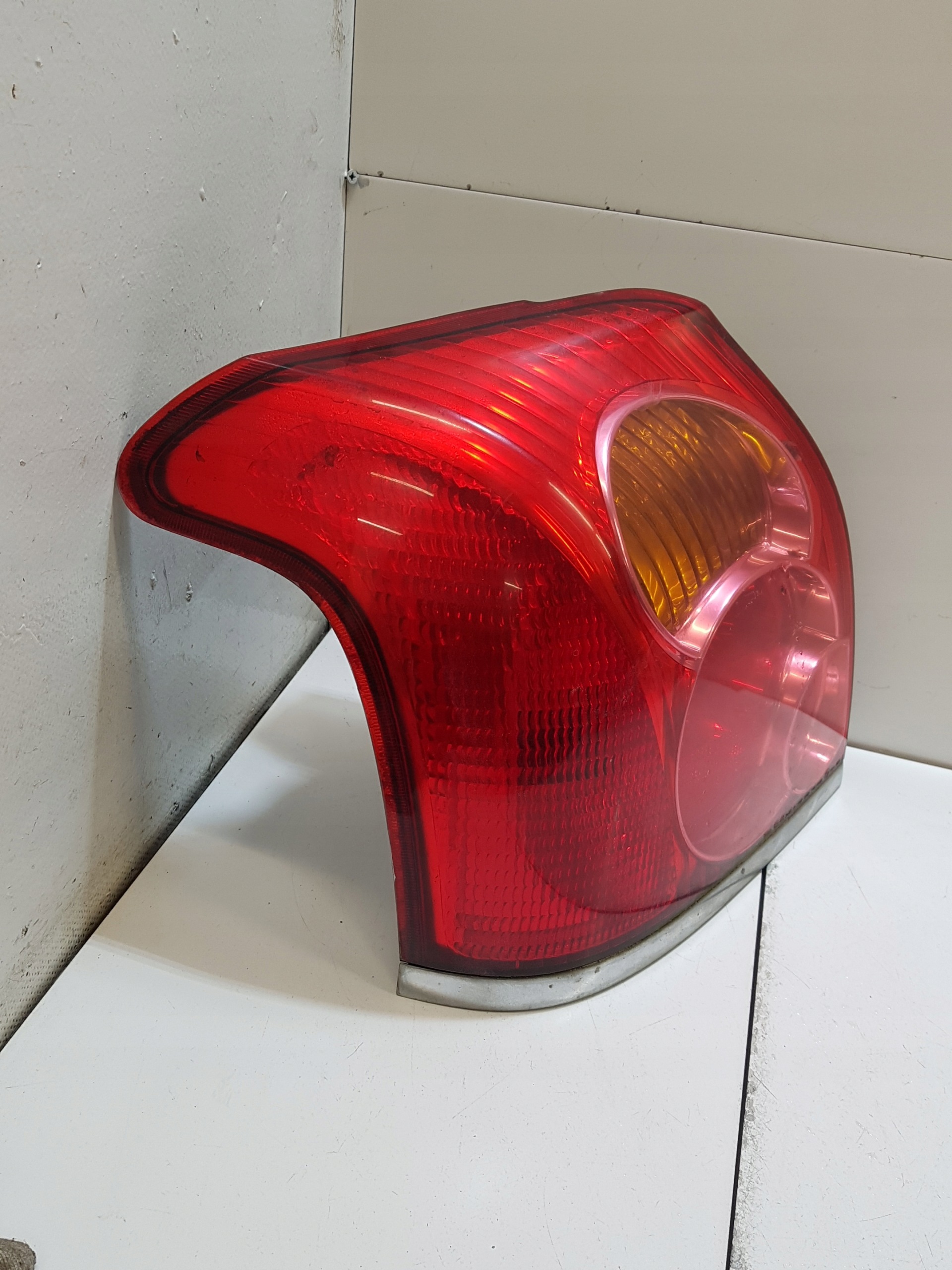 light left rear TOYOTA AVENSIS