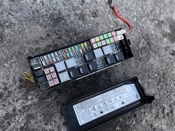 SKRZYNKA BEZPIECZNIKÓW RANGE ROVER SPORT L320 3.6 D DIESEL YMB506630A