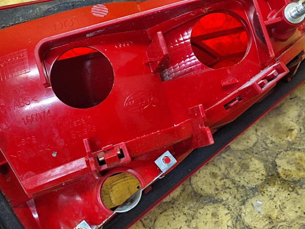 AUDI A4 B8 Berline Feux phare Droite Arrière du capot 8K5945094E