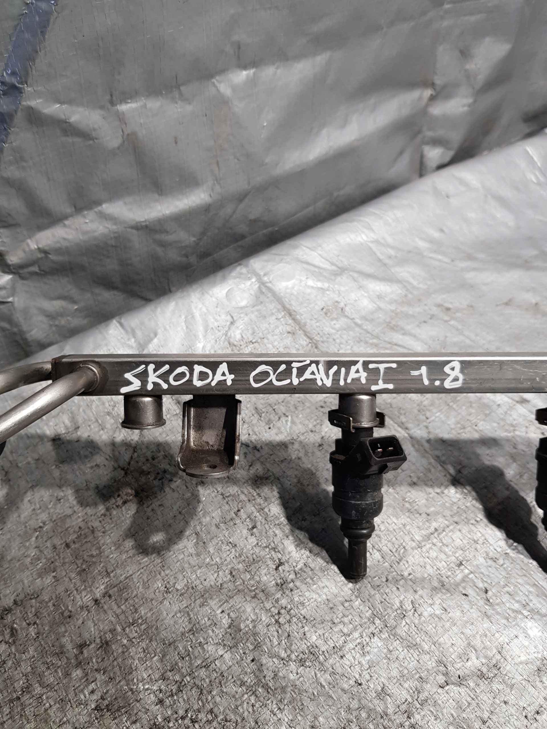 Rampe injection 06A90603ID SKODA OCTAVIA et 1.8