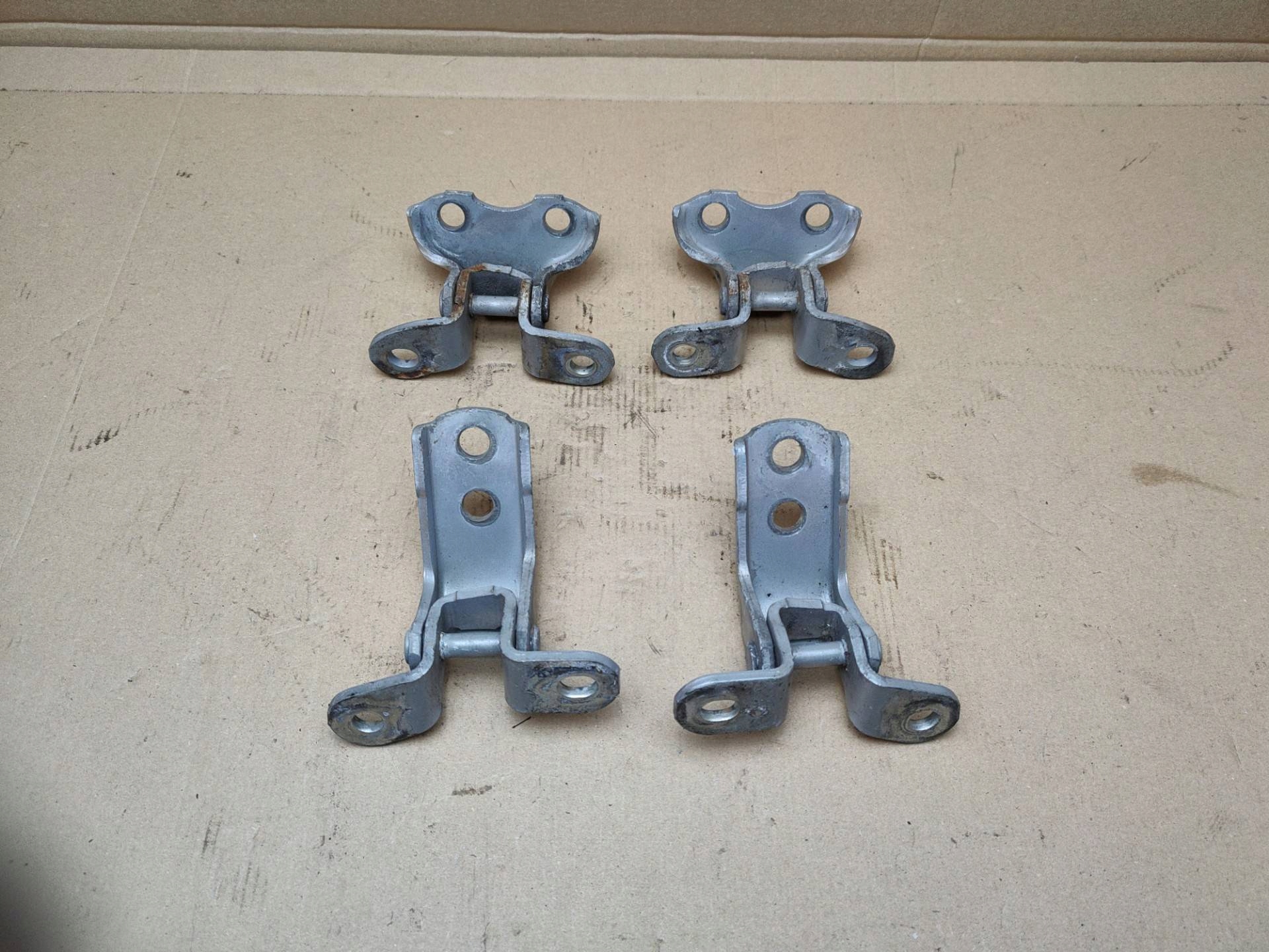 hinge door front Toyota Prius 3 facelift 2011