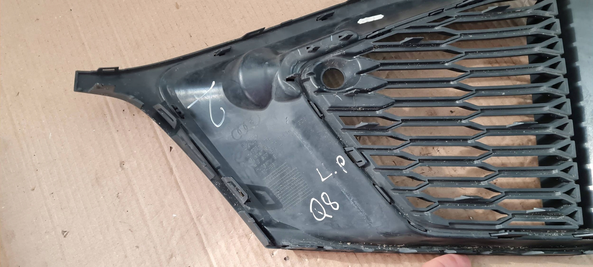 SQ8 4M Q8 grid of a bumper left left front SLINE 4M8807681A