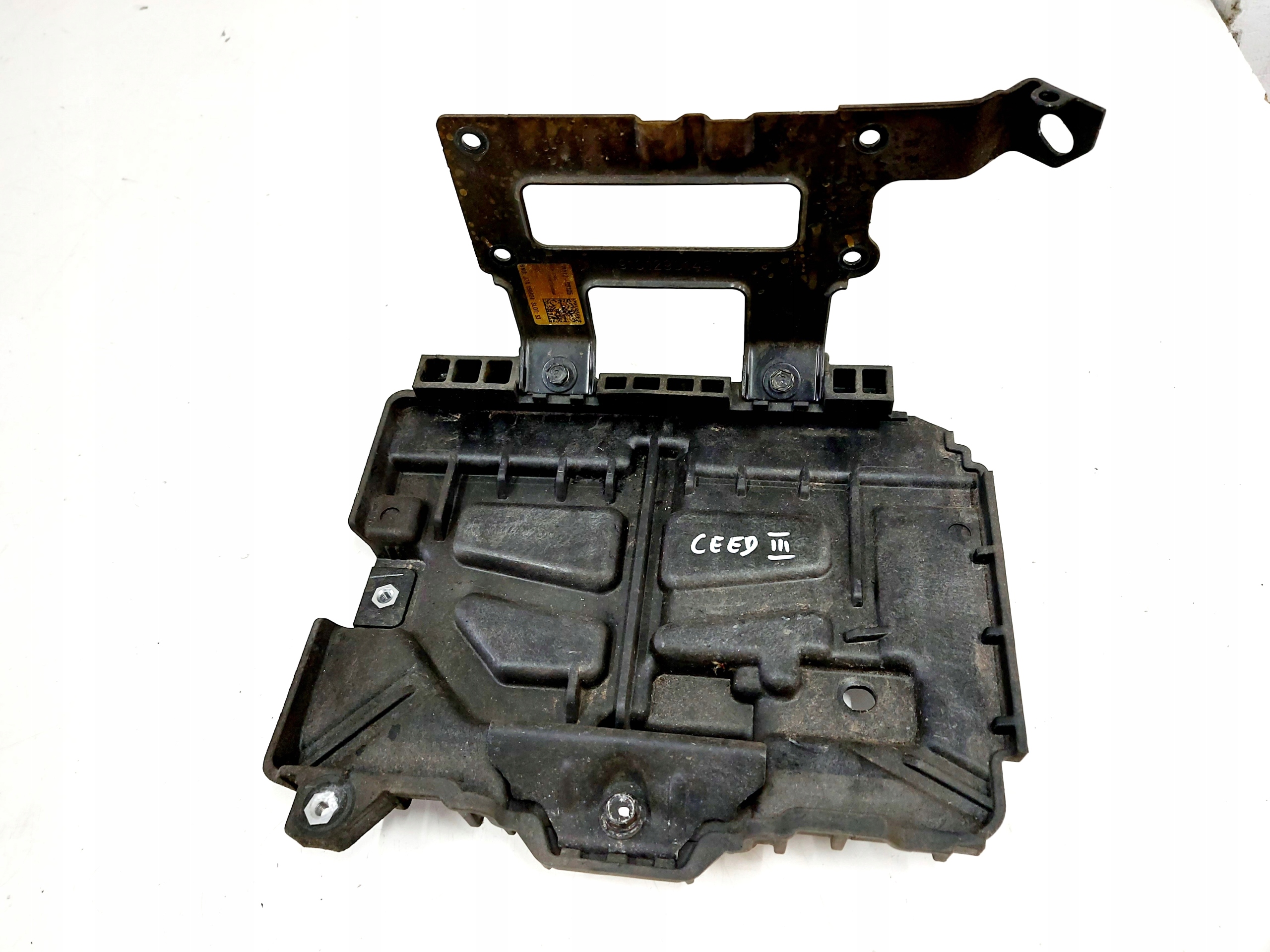 37150-J7000 - KIA CEED III база корпус аккумулятора 21r.