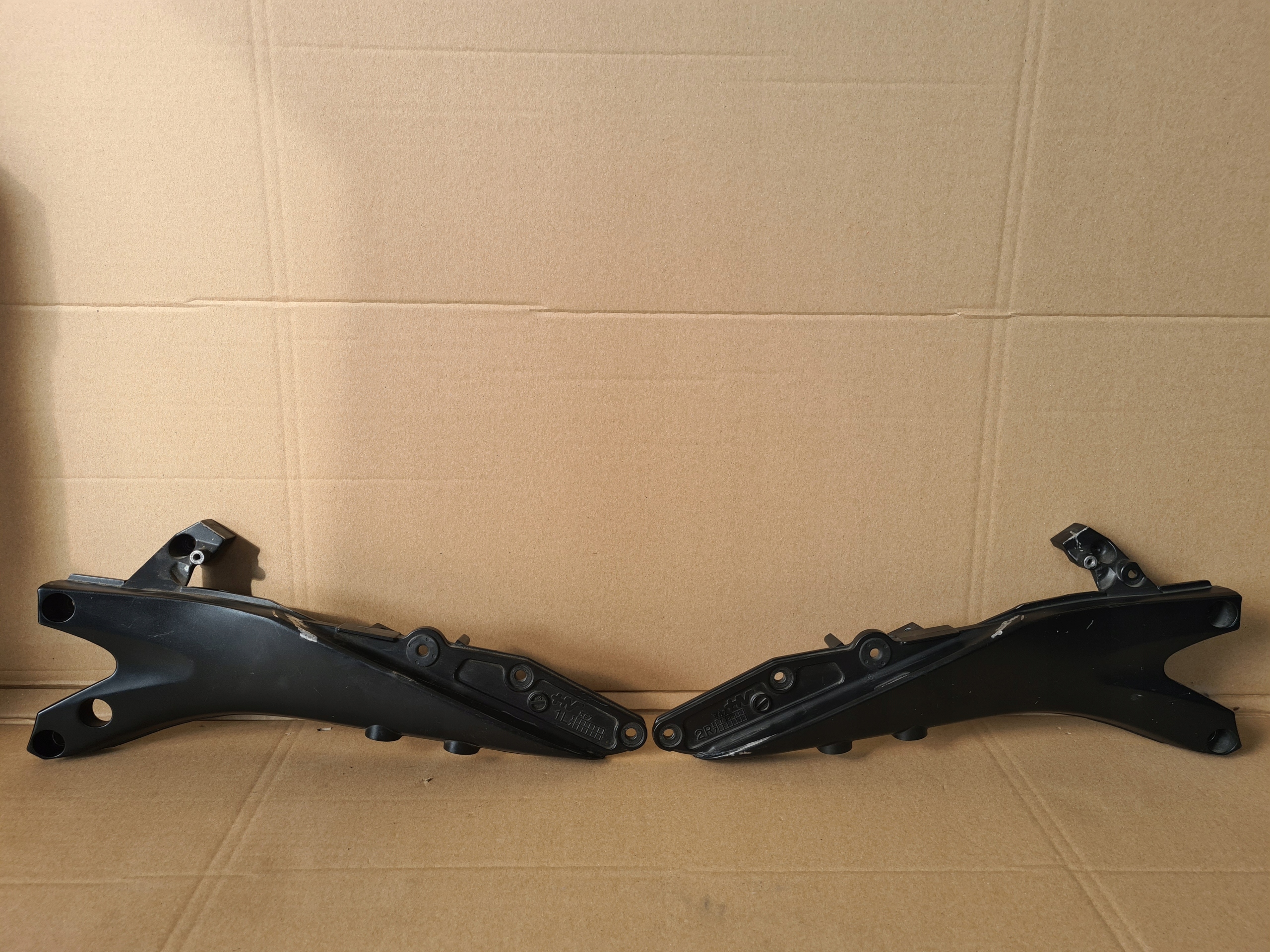 SUZUKI GSXR 600 750 K6 K7 STELAŻ WSPORNIK TYŁ LEWY