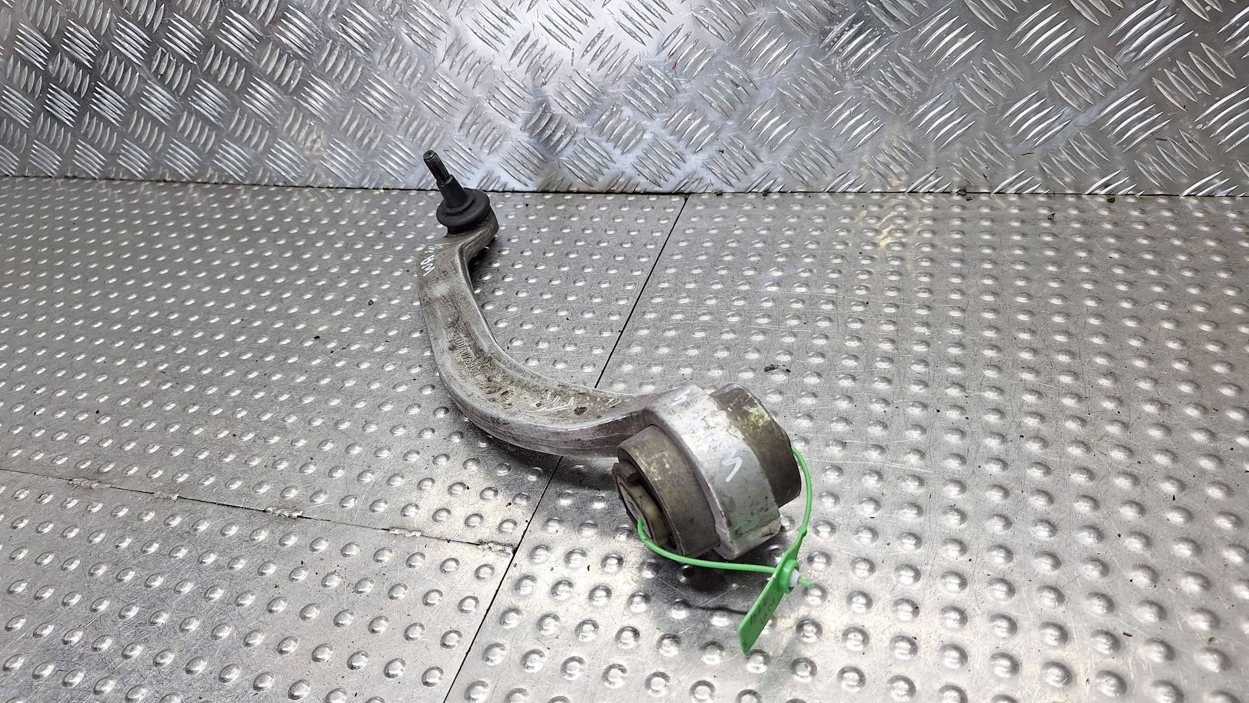 arm right front lower BANAN 4D0407696J VW PASSAT B5 AUDI A4 B5 A8 D2