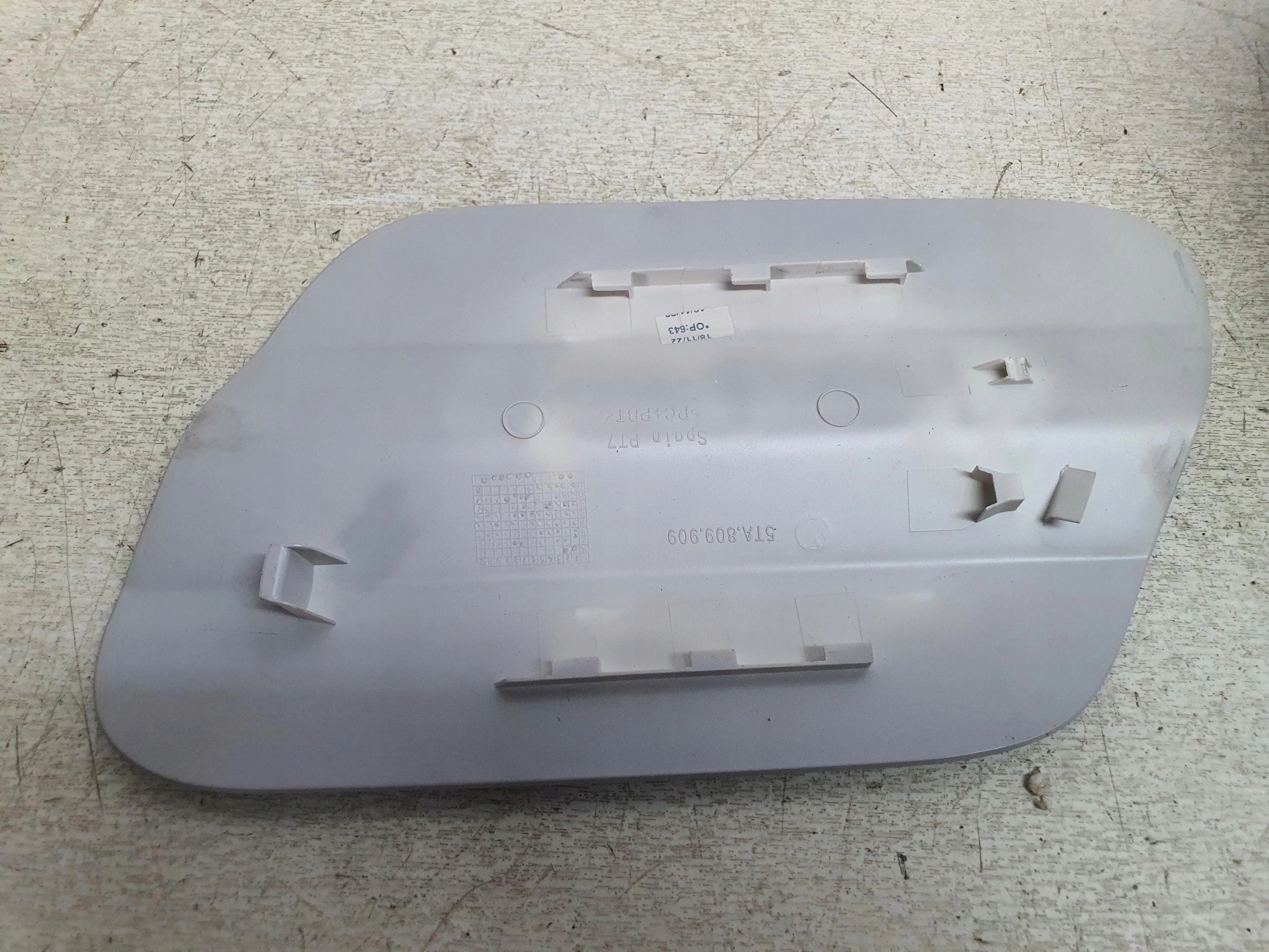 Klapka wlewu paliwa VW Touran II 16- Numer katalogowy części 5TA809799 VW