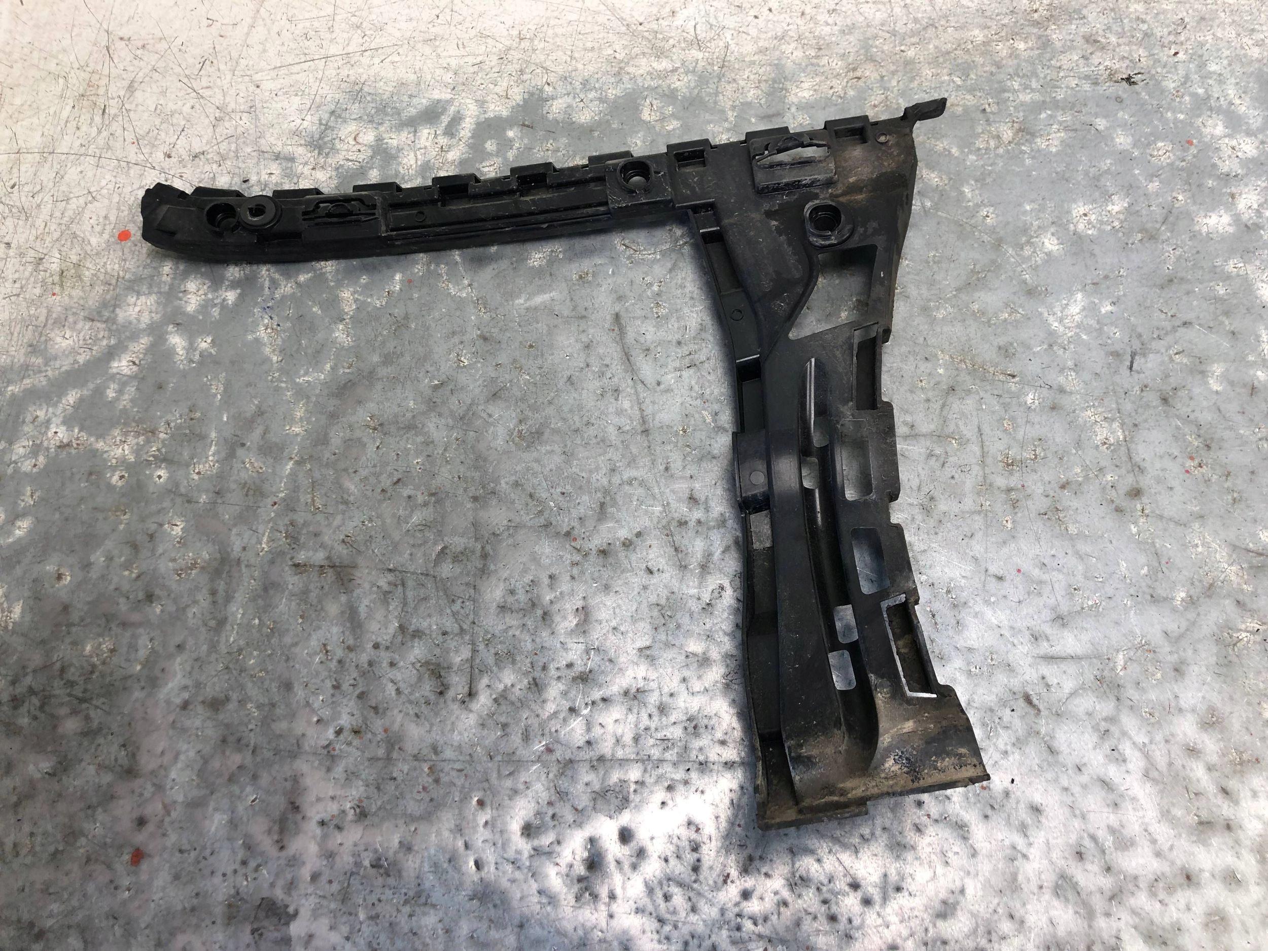 bumper bracket left rear part MERCEDES W205 KOMBI A2058802002
