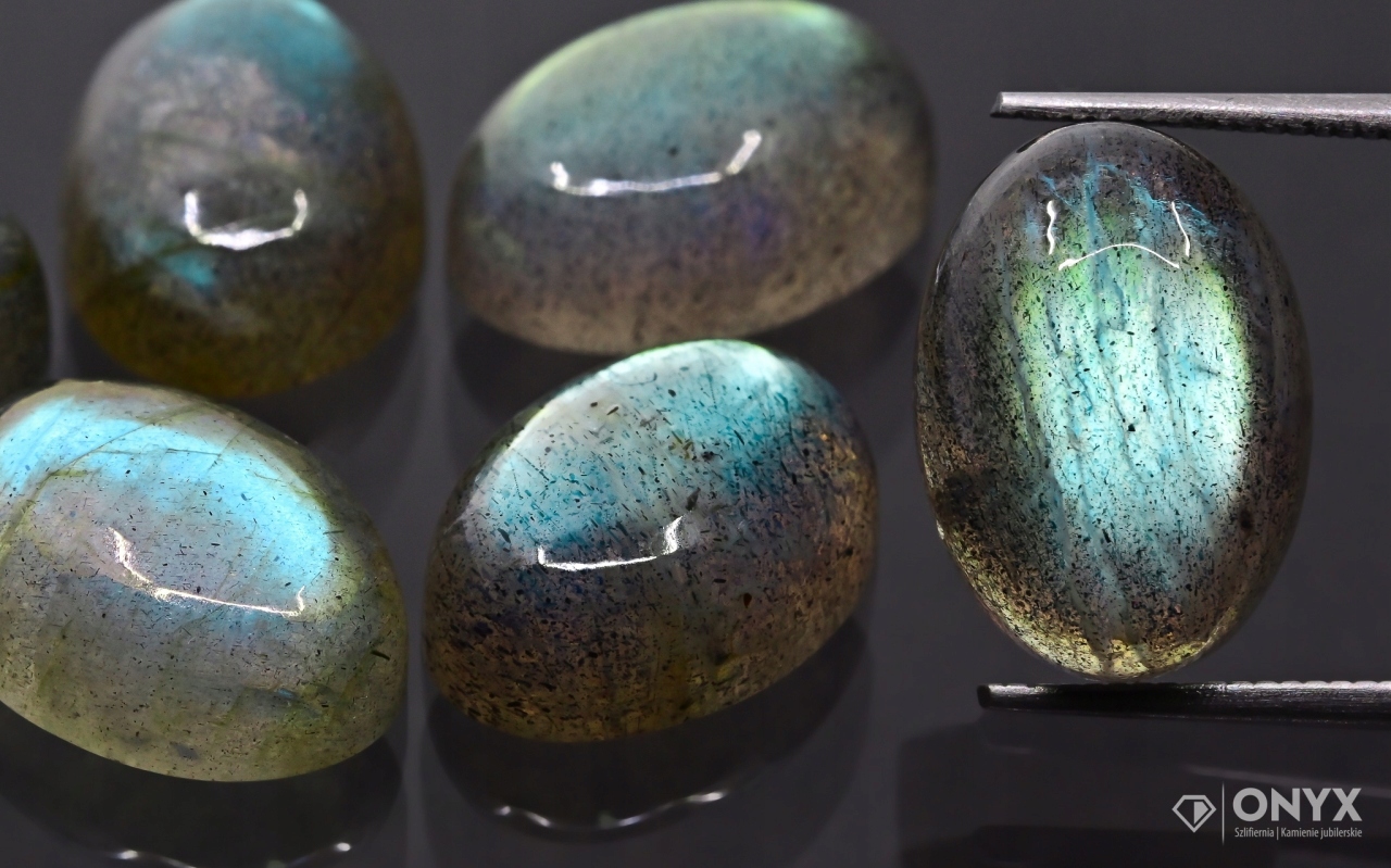 Labradorit A kabošon ovál 14x10 mm