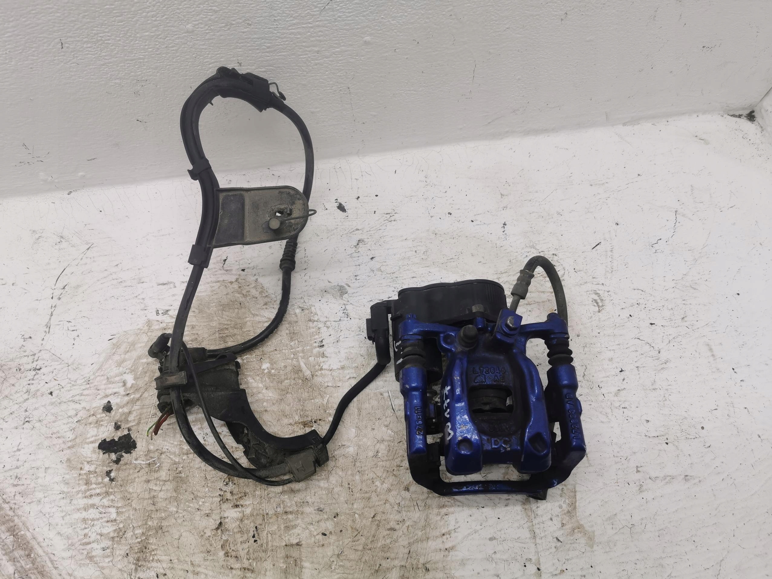 caliper brake left rear part MERCEDES A-KLASA W177