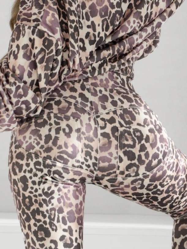 By Mielczarkowski prémiové velurové legíny Push-Up pohodlné Tiger Leopard L