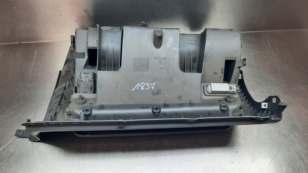 бардачок пассажира 1K1857290 vw Golf V 07R