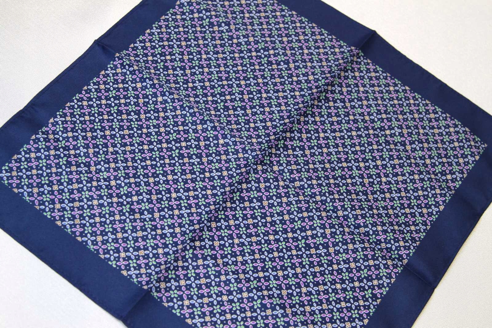 Poszetka granatowa w wielokolorowy wzór