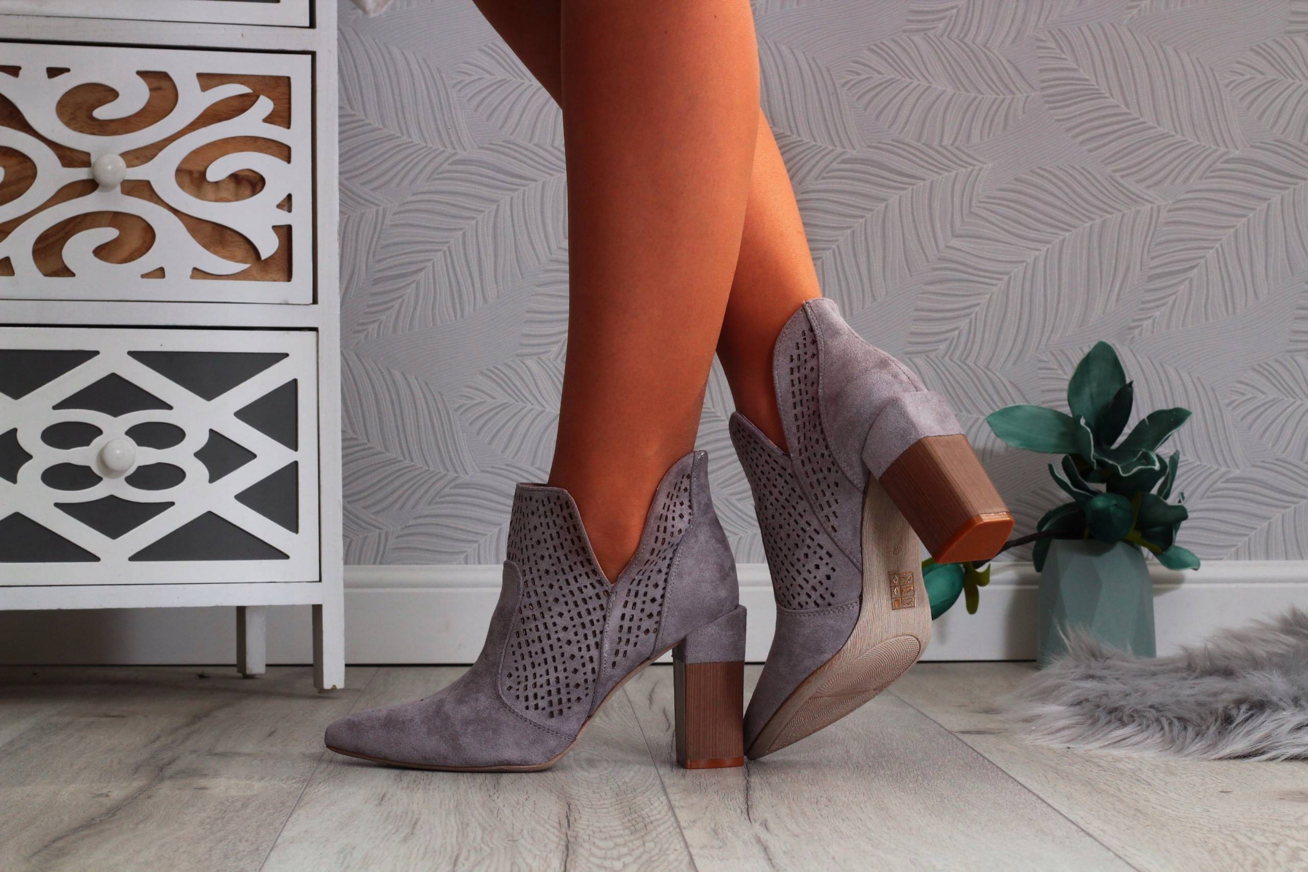 BOTKI BUTY DAMSKIE ELEGANCKIE SŁUPEK Z WYCIĘCIEM Wzór dominujący bez wzoru