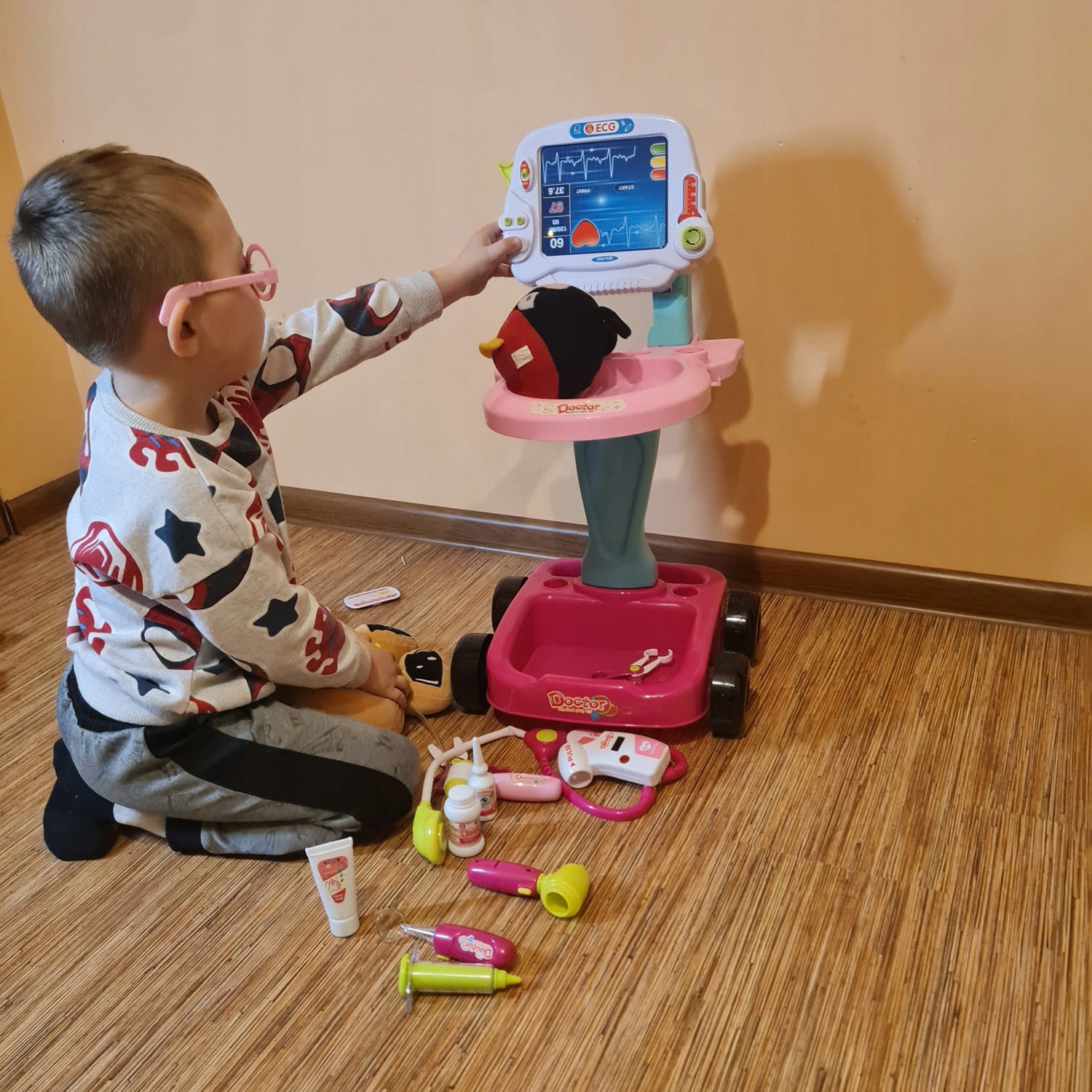 Zestaw Małego Doktora Lekarza EKG Wózek Akcesoria Mały Lekarz Świecenie XXL Kolor dominujący wielokolorowy